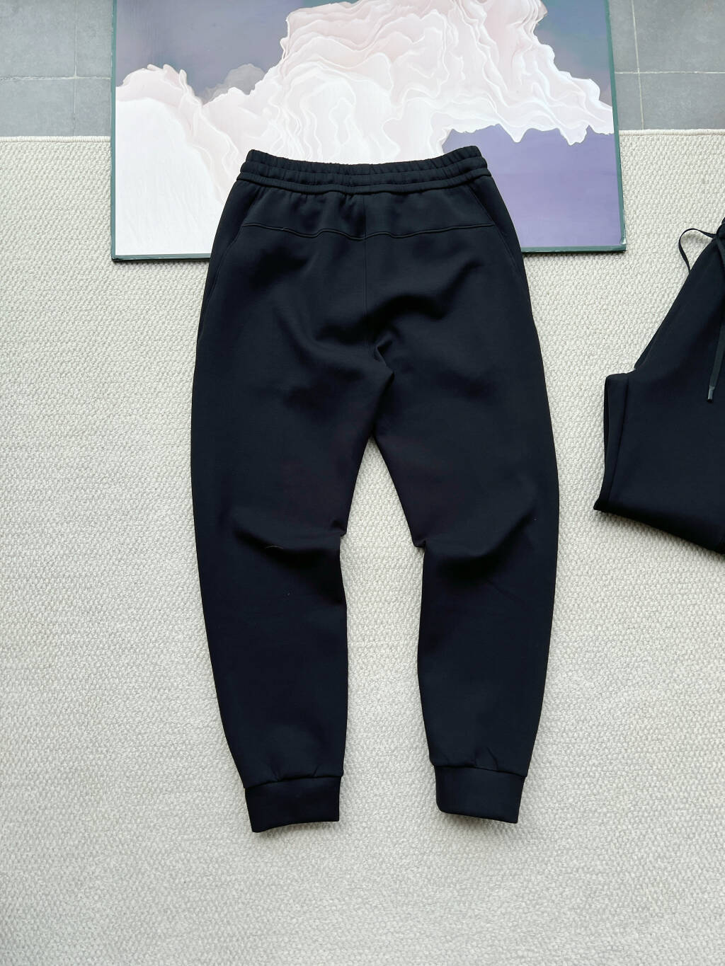 💰220
DESCENTE迪桑特专柜秋季新款经典针织户外休闲卫裤
3D立体剪裁时尚户外徒步登山动动松紧腰针织空气棉直筒男女同款卫裤。
秋冬季新款针织空气棉运动休闲卫裤
采用非常舒适的空气层面料，触感如空气般舒滑，高弹力柔软的舒适感，自带挺括空间，腰间弹力松紧带加内置抽拉绳，双层调节身型。口袋隐藏式拉链，髋部两侧开放式插袋。
一条超懂【舒适感】的卫裤们，从面料开始就是心动口体验 针织面料，挺阔透气有型！贴肤细腻温和，
整体立体垂坠，垂落至鞋面，会有小堆堆
但不会让人感觉邋遢，而是慵懒随性的味道在蔓延，裤口不会严重的向上翻卷，保持裤型裤口的完整 在小细节上做到，让裤子有优势得以体现裤身宽松，两侧笔直垂落，包容腿型的缺点 如果天生的腿型难以改变，那我们可以把它藏起来 颜色的搭配尽显洋气的含义，满足你们各类搭配的需求，总之就是万搭款，只有你想不到的，没有它不能搭配的，为喜爱户外，崇尚自我的城市户外人士打造的系列
适合城市日常通勤及近郊的轻户外活动，包括潮流搭配、都市探索、休闲健身、旅游出行等。
尺码  L，xL，2xL，3xL，4xL，
颜色：黑色

尺码  腰围  裤长  臀围    推荐体重
 L      74      98     106     100-120
 XL     78     100     110     120-140
 XXL   82     102     114     140-160
 3XL   86     104     118    160-180
 4XL   90    106     122     180-200