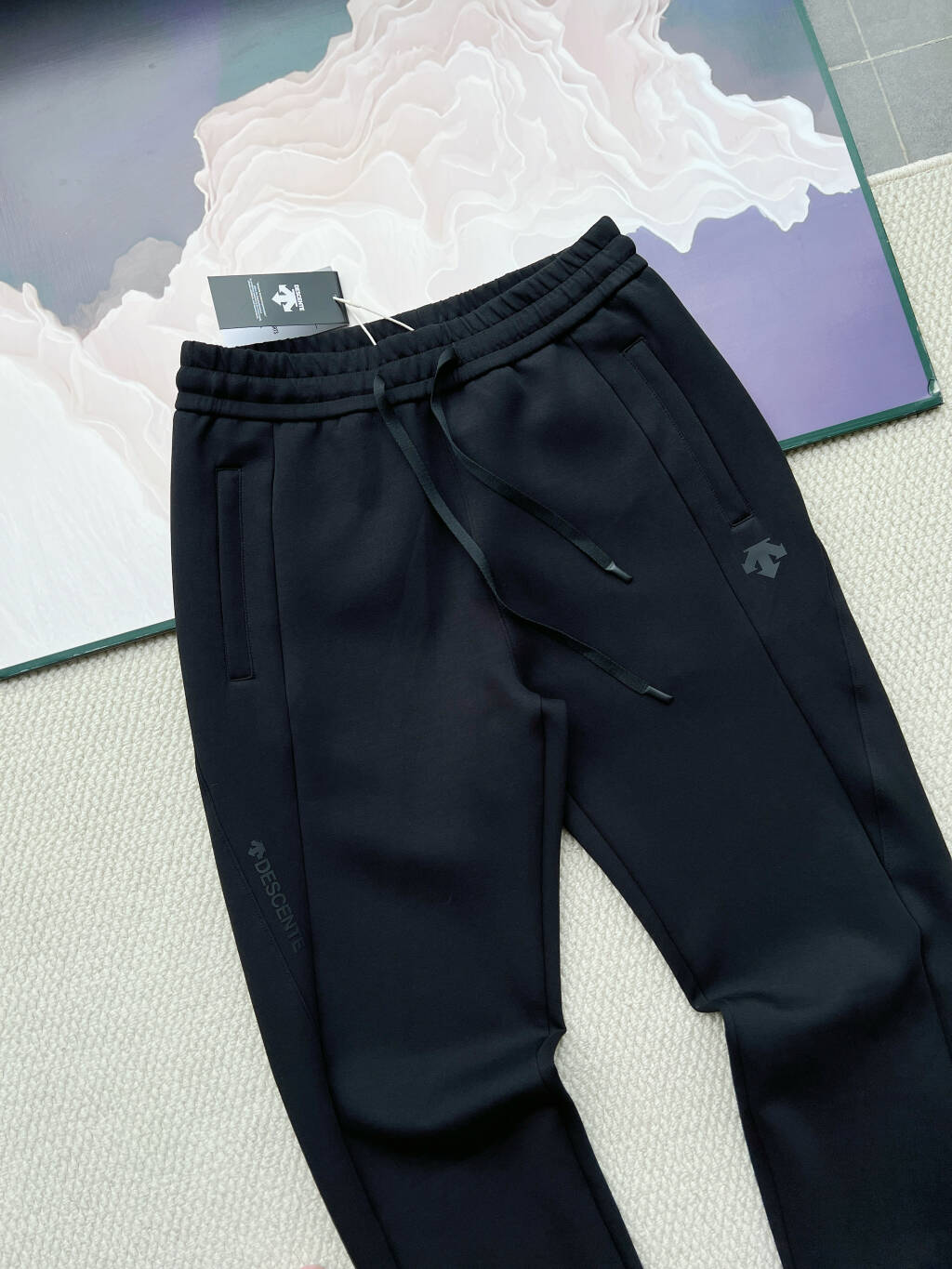 💰220
DESCENTE迪桑特专柜秋季新款经典针织户外休闲卫裤
3D立体剪裁时尚户外徒步登山动动松紧腰针织空气棉直筒男女同款卫裤。
秋冬季新款针织空气棉运动休闲卫裤
采用非常舒适的空气层面料，触感如空气般舒滑，高弹力柔软的舒适感，自带挺括空间，腰间弹力松紧带加内置抽拉绳，双层调节身型。口袋隐藏式拉链，髋部两侧开放式插袋。
一条超懂【舒适感】的卫裤们，从面料开始就是心动口体验 针织面料，挺阔透气有型！贴肤细腻温和，
整体立体垂坠，垂落至鞋面，会有小堆堆
但不会让人感觉邋遢，而是慵懒随性的味道在蔓延，裤口不会严重的向上翻卷，保持裤型裤口的完整 在小细节上做到，让裤子有优势得以体现裤身宽松，两侧笔直垂落，包容腿型的缺点 如果天生的腿型难以改变，那我们可以把它藏起来 颜色的搭配尽显洋气的含义，满足你们各类搭配的需求，总之就是万搭款，只有你想不到的，没有它不能搭配的，为喜爱户外，崇尚自我的城市户外人士打造的系列
适合城市日常通勤及近郊的轻户外活动，包括潮流搭配、都市探索、休闲健身、旅游出行等。
尺码  L，xL，2xL，3xL，4xL，
颜色：黑色

尺码  腰围  裤长  臀围    推荐体重
 L      74      98     106     100-120
 XL     78     100     110     120-140
 XXL   82     102     114     140-160
 3XL   86     104     118    160-180
 4XL   90    106     122     180-200