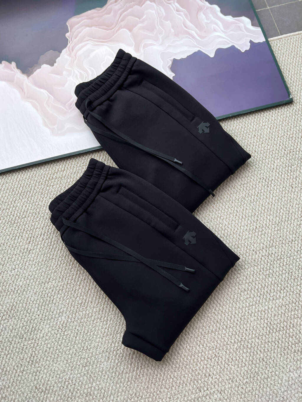 💰220
DESCENTE迪桑特专柜秋季新款经典针织户外休闲卫裤
3D立体剪裁时尚户外徒步登山动动松紧腰针织空气棉直筒男女同款卫裤。
秋冬季新款针织空气棉运动休闲卫裤
采用非常舒适的空气层面料，触感如空气般舒滑，高弹力柔软的舒适感，自带挺括空间，腰间弹力松紧带加内置抽拉绳，双层调节身型。口袋隐藏式拉链，髋部两侧开放式插袋。
一条超懂【舒适感】的卫裤们，从面料开始就是心动口体验 针织面料，挺阔透气有型！贴肤细腻温和，
整体立体垂坠，垂落至鞋面，会有小堆堆
但不会让人感觉邋遢，而是慵懒随性的味道在蔓延，裤口不会严重的向上翻卷，保持裤型裤口的完整 在小细节上做到，让裤子有优势得以体现裤身宽松，两侧笔直垂落，包容腿型的缺点 如果天生的腿型难以改变，那我们可以把它藏起来 颜色的搭配尽显洋气的含义，满足你们各类搭配的需求，总之就是万搭款，只有你想不到的，没有它不能搭配的，为喜爱户外，崇尚自我的城市户外人士打造的系列
适合城市日常通勤及近郊的轻户外活动，包括潮流搭配、都市探索、休闲健身、旅游出行等。
尺码  L，xL，2xL，3xL，4xL，
颜色：黑色

尺码  腰围  裤长  臀围    推荐体重
 L      74      98     106     100-120
 XL     78     100     110     120-140
 XXL   82     102     114     140-160
 3XL   86     104     118    160-180
 4XL   90    106     122     180-200