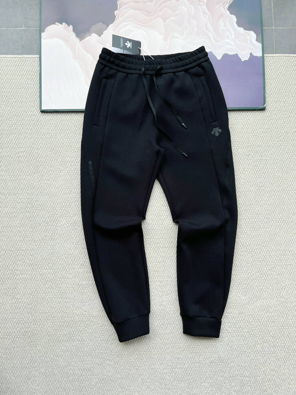 💰220
DESCENTE迪桑特专柜秋季新款经典针织户外休闲卫裤
3D立体剪裁时尚户外徒步登山动动松紧腰针织空气棉直筒男女同款卫裤。
秋冬季新款针织空气棉运动休闲卫裤
采用非常舒适的空气层面料，触感如空气般舒滑，高弹力柔软的舒适感，自带挺括空间，腰间弹力松紧带加内置抽拉绳，双层调节身型。口袋隐藏式拉链，髋部两侧开放式插袋。
一条超懂【舒适感】的卫裤们，从面料开始就是心动口体验 针织面料，挺阔透气有型！贴肤细腻温和，
整体立体垂坠，垂落至鞋面，会有小堆堆
但不会让人感觉邋遢，而是慵懒随性的味道在蔓延，裤口不会严重的向上翻卷，保持裤型裤口的完整 在小细节上做到，让裤子有优势得以体现裤身宽松，两侧笔直垂落，包容腿型的缺点 如果天生的腿型难以改变，那我们可以把它藏起来 颜色的搭配尽显洋气的含义，满足你们各类搭配的需求，总之就是万搭款，只有你想不到的，没有它不能搭配的，为喜爱户外，崇尚自我的城市户外人士打造的系列
适合城市日常通勤及近郊的轻户外活动，包括潮流搭配、都市探索、休闲健身、旅游出行等。
尺码  L，xL，2xL，3xL，4xL，
颜色：黑色

尺码  腰围  裤长  臀围    推荐体重
 L      74      98     106     100-120
 XL     78     100     110     120-140
 XXL   82     102     114     140-160
 3XL   86     104     118    160-180
 4XL   90    106     122     180-200