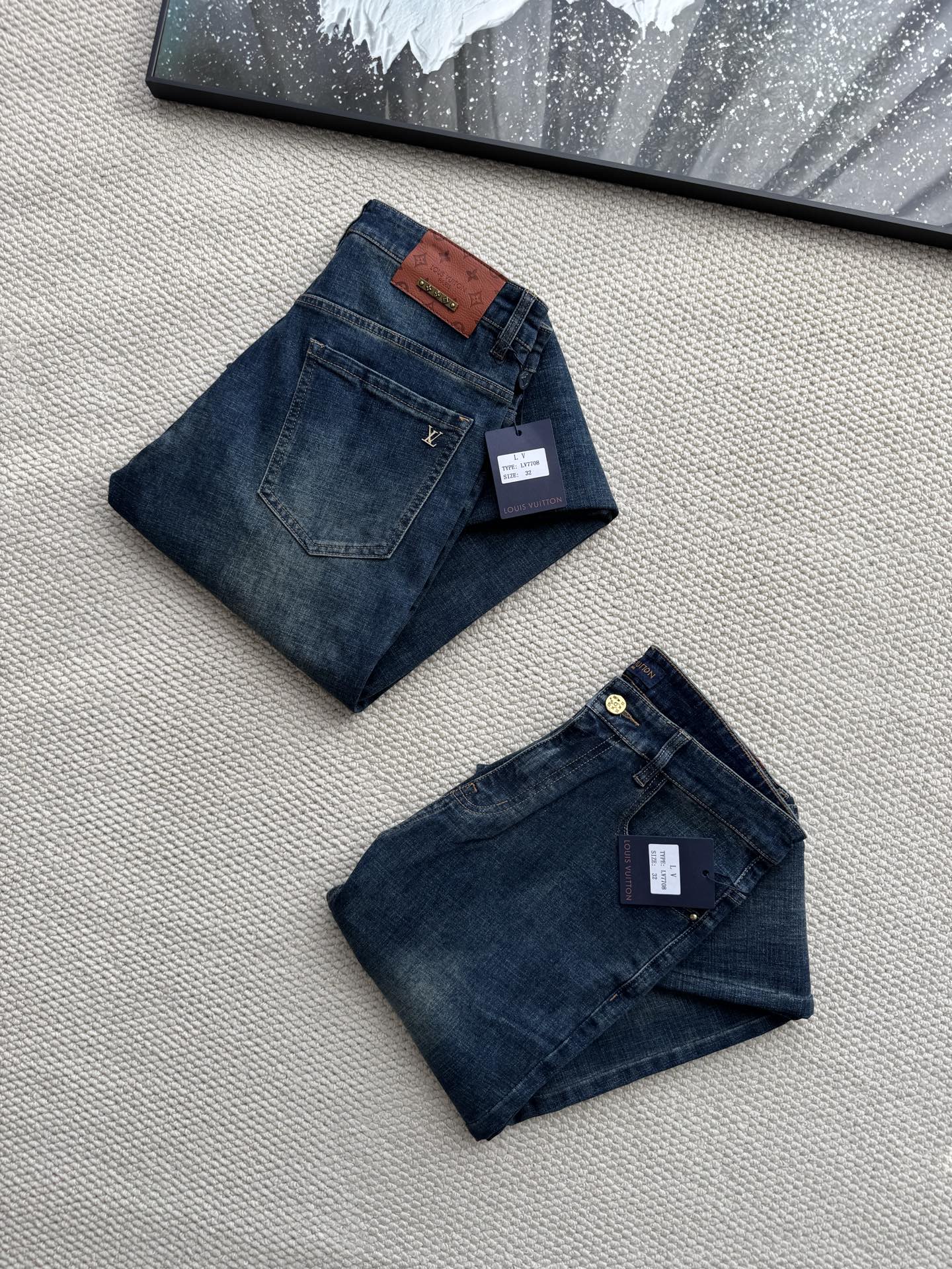 LV路易威登秋冬款加厚不加绒款男士牛仔裤 只做精品 看面料 看做工 看细节原厂原布原洗水! 进口原版水洗弹力面料进口原版水洗弹力水洗面料, 弱饱和度的水洗蓝在炒砂洗水测试中特别难把握, 复杂的手工艺叠加,任何一个洗水环节多停留几秒都会变成完全不一样的颜色效果, 所以越加珍贵,特别持久、耐味 选用上乘的丹宁弹力质感,真皮皮牌、高定的金属辅料 打造出独特及原创的牛仔裤款型! 后袋金属logo,原版五金辅料, 版型超正,舒适透气,档次极高,专柜品质, 上身帅气十足,三标齐全! 颜色 图片色 码 腰围76.5 臀围95 大腿围57 后档40 脚口29 裤长103 31码 腰围79 臀围97.5 大腿围58 后档40.5 脚口30 裤长103.5 32码 腰围81.5 臀围100 大腿围59 后档41 脚口31 裤长104 33码 腰围84 臀围102.5 大腿围60.5 后档41.5 脚口32 裤长104.5 34码 腰围86.5 臀围105 大腿围62 后档42 脚口33 裤长105 36码 腰围91.5 臀围111 大腿围65 后档43 脚口35 裤长106 38码 腰围96.5 臀围116 大腿围68 后档44 脚口37 裤长107 💞纯手工测量存在1-2cm的误差属于正常范围