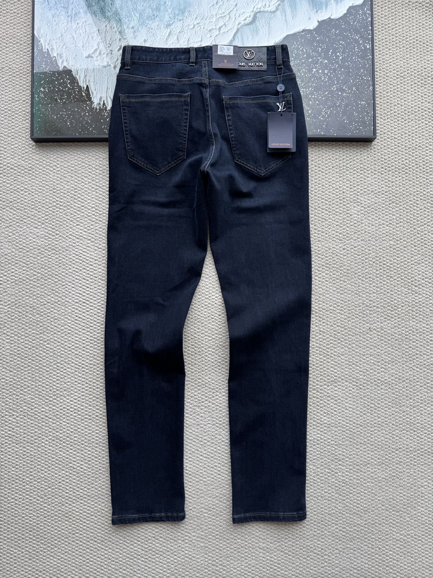 LV路易威登秋冬款加厚不加绒款男士牛仔裤!只做精品 看面料 看做工 看细节原厂原布原洗水!秋冬加厚款男士休闲时尚直筒牛仔裤,又是一条值得极力推荐的裤子,简约不简单! 望珍惜这次难得的牛货,时尚休闲都能轻松驾驭的一款! 牛仔裤的裤型设计非常用心,很有个性,搭配起来很飒,特别后腰口袋品牌压花图案➕皮牌装饰,让人过目不忘,彰显独特个性! 客供牛仔面料,水洗牛仔藏蓝的颜色超级细腻,经酵磨漂洗水工艺,使牛仔呈现自然泛白的陈旧感,耐看高极,时装感强,颜色辨别度很高!棉质材质,舒适透气又弹力十足,上身不但显瘦还特别舒服! 裤形剪裁无敌显瘦,搭配定制品牌金色五金、配上后臀部口袋的重工艺的品牌字母标识,每一处细节都彰显不凡品味!必须留!配个T都显得整个穿搭很有时髦度!总之不是基本款来的,很有设计的巧思,版型真的很好!强烈推荐入手! 七个 颜色:图片色 码 腰围76.5 臀围95 大腿围57 后档40 脚口29 裤长103 31码 腰围79 臀围97.5 大腿围58 后档40.5 脚口30 裤长103.5 32码 腰围81.5 臀围100 大腿围59 后档41 脚口31 裤长104 33码 腰围84 臀围102.5 大腿围60.5 后档41.5 脚口32 裤长104.5 34码 腰围86.5 臀围105 大腿围62 后档42 脚口33 裤长105 36码 腰围91.5 臀围111 大腿围65 后档43 脚口35 裤长106 38码 腰围96.5 臀围116 大腿围68 后档44 脚口37 裤长107 💞纯手工测量存在1-2cm的误差属于正常范围
