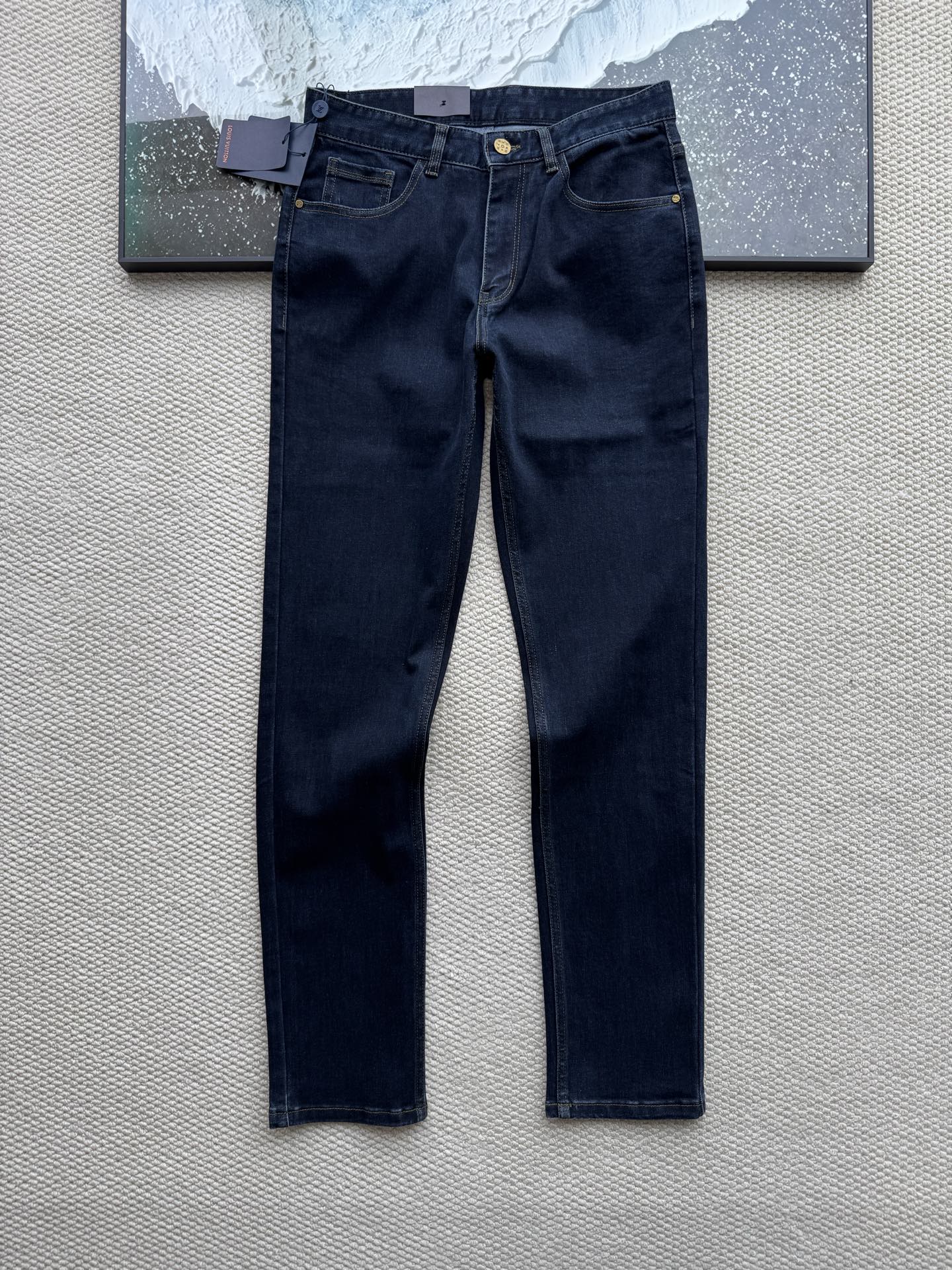 LV路易威登秋冬款加厚不加绒款男士牛仔裤!只做精品 看面料 看做工 看细节原厂原布原洗水!秋冬加厚款男士休闲时尚直筒牛仔裤,又是一条值得极力推荐的裤子,简约不简单! 望珍惜这次难得的牛货,时尚休闲都能轻松驾驭的一款! 牛仔裤的裤型设计非常用心,很有个性,搭配起来很飒,特别后腰口袋品牌压花图案➕皮牌装饰,让人过目不忘,彰显独特个性! 客供牛仔面料,水洗牛仔藏蓝的颜色超级细腻,经酵磨漂洗水工艺,使牛仔呈现自然泛白的陈旧感,耐看高极,时装感强,颜色辨别度很高!棉质材质,舒适透气又弹力十足,上身不但显瘦还特别舒服! 裤形剪裁无敌显瘦,搭配定制品牌金色五金、配上后臀部口袋的重工艺的品牌字母标识,每一处细节都彰显不凡品味!必须留!配个T都显得整个穿搭很有时髦度!总之不是基本款来的,很有设计的巧思,版型真的很好!强烈推荐入手! 七个 颜色:图片色 码 腰围76.5 臀围95 大腿围57 后档40 脚口29 裤长103 31码 腰围79 臀围97.5 大腿围58 后档40.5 脚口30 裤长103.5 32码 腰围81.5 臀围100 大腿围59 后档41 脚口31 裤长104 33码 腰围84 臀围102.5 大腿围60.5 后档41.5 脚口32 裤长104.5 34码 腰围86.5 臀围105 大腿围62 后档42 脚口33 裤长105 36码 腰围91.5 臀围111 大腿围65 后档43 脚口35 裤长106 38码 腰围96.5 臀围116 大腿围68 后档44 脚口37 裤长107 💞纯手工测量存在1-2cm的误差属于正常范围