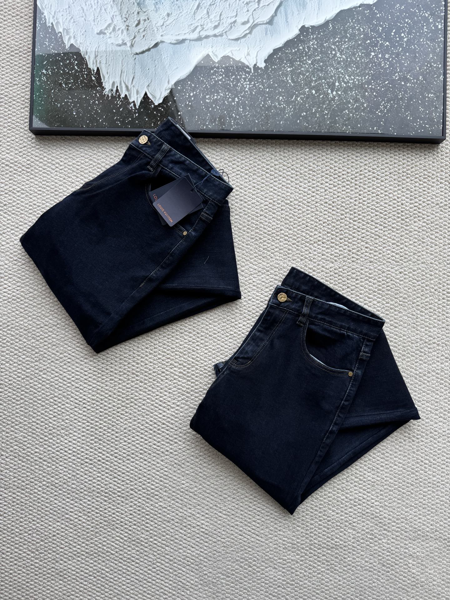 LV路易威登秋冬款加厚不加绒款男士牛仔裤!只做精品 看面料 看做工 看细节原厂原布原洗水!秋冬加厚款男士休闲时尚直筒牛仔裤,又是一条值得极力推荐的裤子,简约不简单! 望珍惜这次难得的牛货,时尚休闲都能轻松驾驭的一款! 牛仔裤的裤型设计非常用心,很有个性,搭配起来很飒,特别后腰口袋品牌压花图案➕皮牌装饰,让人过目不忘,彰显独特个性! 客供牛仔面料,水洗牛仔藏蓝的颜色超级细腻,经酵磨漂洗水工艺,使牛仔呈现自然泛白的陈旧感,耐看高极,时装感强,颜色辨别度很高!棉质材质,舒适透气又弹力十足,上身不但显瘦还特别舒服! 裤形剪裁无敌显瘦,搭配定制品牌金色五金、配上后臀部口袋的重工艺的品牌字母标识,每一处细节都彰显不凡品味!必须留!配个T都显得整个穿搭很有时髦度!总之不是基本款来的,很有设计的巧思,版型真的很好!强烈推荐入手! 七个 颜色:图片色 码 腰围76.5 臀围95 大腿围57 后档40 脚口29 裤长103 31码 腰围79 臀围97.5 大腿围58 后档40.5 脚口30 裤长103.5 32码 腰围81.5 臀围100 大腿围59 后档41 脚口31 裤长104 33码 腰围84 臀围102.5 大腿围60.5 后档41.5 脚口32 裤长104.5 34码 腰围86.5 臀围105 大腿围62 后档42 脚口33 裤长105 36码 腰围91.5 臀围111 大腿围65 后档43 脚口35 裤长106 38码 腰围96.5 臀围116 大腿围68 后档44 脚口37 裤长107 💞纯手工测量存在1-2cm的误差属于正常范围