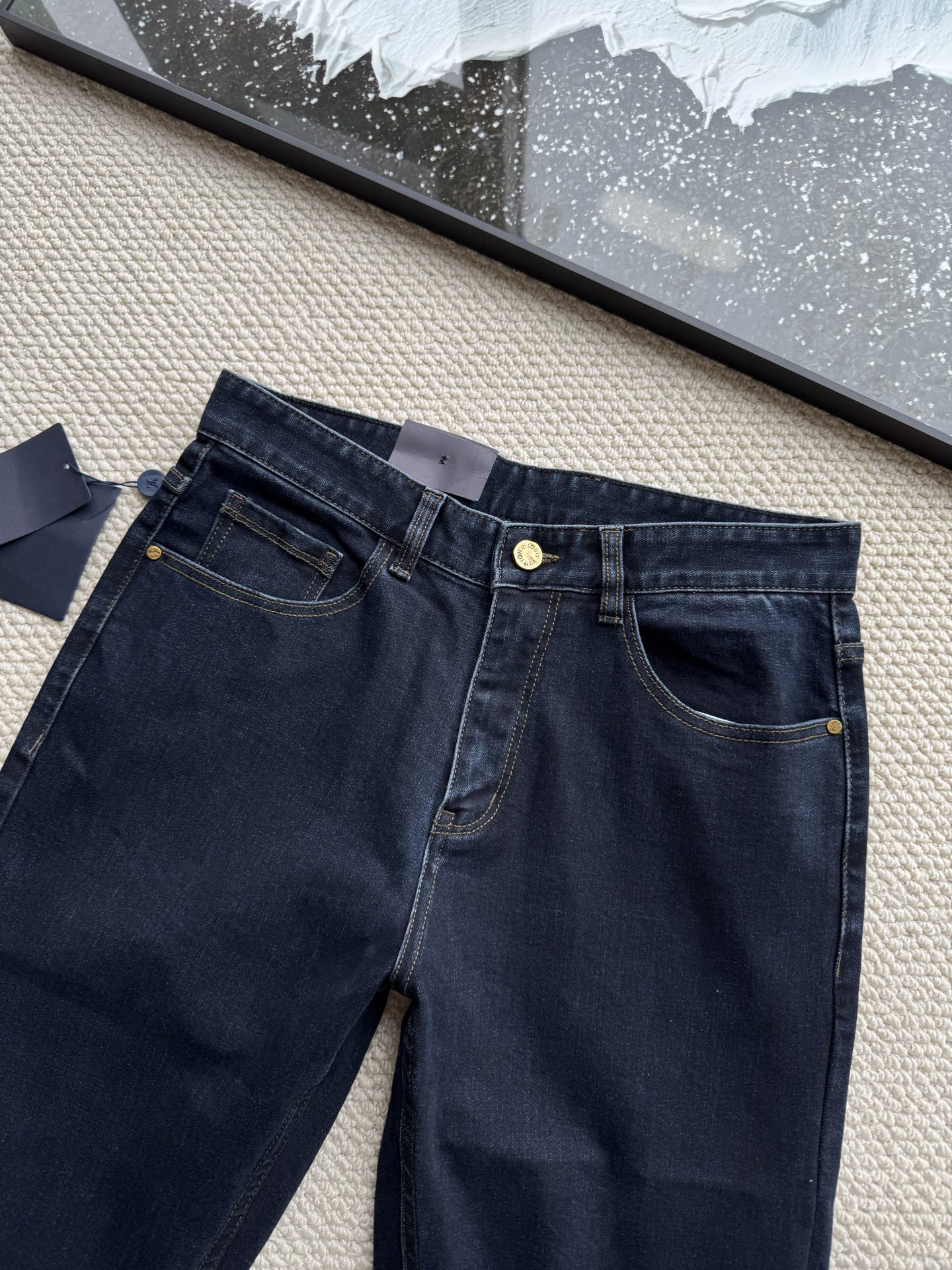 LV路易威登秋冬款加厚不加绒款男士牛仔裤!只做精品 看面料 看做工 看细节原厂原布原洗水!秋冬加厚款男士休闲时尚直筒牛仔裤,又是一条值得极力推荐的裤子,简约不简单! 望珍惜这次难得的牛货,时尚休闲都能轻松驾驭的一款! 牛仔裤的裤型设计非常用心,很有个性,搭配起来很飒,特别后腰口袋品牌压花图案➕皮牌装饰,让人过目不忘,彰显独特个性! 客供牛仔面料,水洗牛仔藏蓝的颜色超级细腻,经酵磨漂洗水工艺,使牛仔呈现自然泛白的陈旧感,耐看高极,时装感强,颜色辨别度很高!棉质材质,舒适透气又弹力十足,上身不但显瘦还特别舒服! 裤形剪裁无敌显瘦,搭配定制品牌金色五金、配上后臀部口袋的重工艺的品牌字母标识,每一处细节都彰显不凡品味!必须留!配个T都显得整个穿搭很有时髦度!总之不是基本款来的,很有设计的巧思,版型真的很好!强烈推荐入手! 七个 颜色:图片色 码 腰围76.5 臀围95 大腿围57 后档40 脚口29 裤长103 31码 腰围79 臀围97.5 大腿围58 后档40.5 脚口30 裤长103.5 32码 腰围81.5 臀围100 大腿围59 后档41 脚口31 裤长104 33码 腰围84 臀围102.5 大腿围60.5 后档41.5 脚口32 裤长104.5 34码 腰围86.5 臀围105 大腿围62 后档42 脚口33 裤长105 36码 腰围91.5 臀围111 大腿围65 后档43 脚口35 裤长106 38码 腰围96.5 臀围116 大腿围68 后档44 脚口37 裤长107 💞纯手工测量存在1-2cm的误差属于正常范围