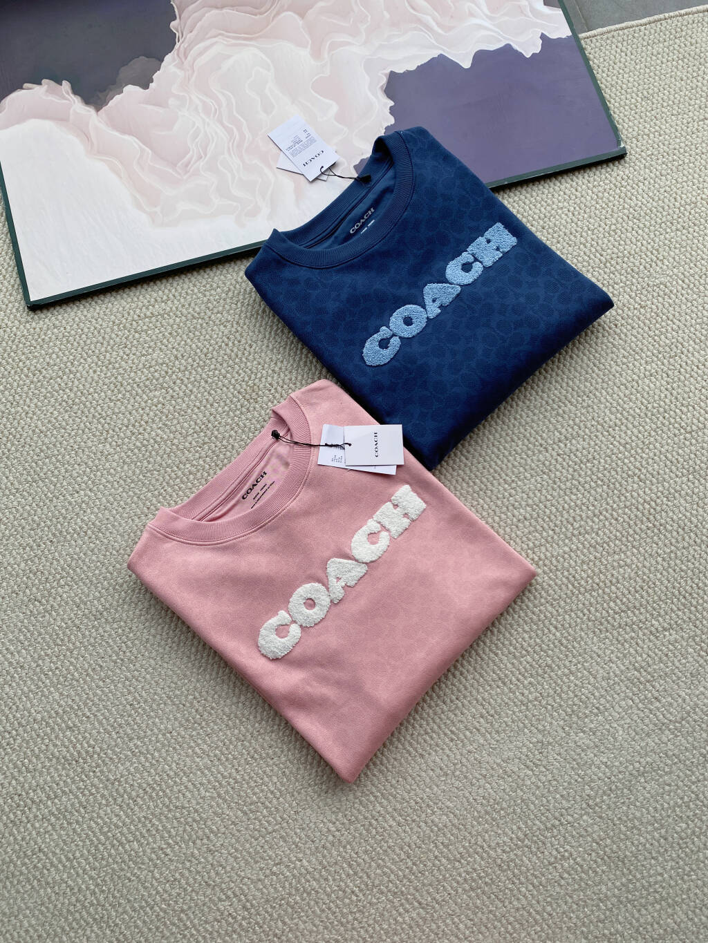 💰220
COACH蔻驰女款圆领老花毛毡刺绣小标卫衣
这种集原单品质、特殊面料、精致细节于一身的卫衣,
真的可遇不可求
既有品牌的高级感,又没有过分张扬的logo,
两个颜色都经典百搭,不管是自己穿还是送朋友,
都能感受到那份藏在细节里的用心,入手绝对不亏!
面料非常特殊,你们收到就可以感受到质感
这不是那种磨毛材质,是提花编织的,
面料定织定染的客供材质,质感十足
上身非常减龄,又多了几分俏皮感
不分年龄,任何年龄段都能驾驭!
微宽松的落肩直筒设计,对各种身材都特别友好!肩线拼接走线干净密实,没有多余的线头,落肩的弧度刚好藏住斜方肌,显瘦又不显得臃肿
圆形领口看着简约,内里却做了包条加固,久穿也不会变形卷边;最让人惊艳的是细节处的用心:袖口、下摆、领口全是同缸定染的螺纹拼接,密度高、弹力大,摸上去紧实有质感,而且和衣身几乎无色差,一看就是下了功夫的好工艺,穿再久都不会松松垮垮。
胸前的立体毛毡刺绣更是点睛之笔,毛绒感超级强,摸上去软乎乎的像小云朵,立体感十足,比普通印花精致太多
100%纯棉面料
不是那种常见的纯棉磨毛材质,而是用了提花编织工艺,上手瞬间就能感受到它的特别:外层的提花纹理细腻立体,像藏着无数精致的小图案,摸起来带着棉料的温润却又多了份挺括的筋骨,不会软塌塌没型;
内里是毛圈质地,蓬松却不厚重,贴身穿像被云朵轻轻托住,亲肤到让人想一直贴着皮肤,既透气又带着恰到好处的保暖感,哪怕穿一整天都清爽不闷汗,洗多少次都不会起球变形,质感真的绝了。
深蓝 粉色2个颜色
深蓝色沉稳大气,自带复古滤镜,上身就是低调有品的代名词
粉色则甜而不腻,老花的点缀中和了娇俏,多了份优雅的女人味
S M L 3个尺码
最大穿到150斤