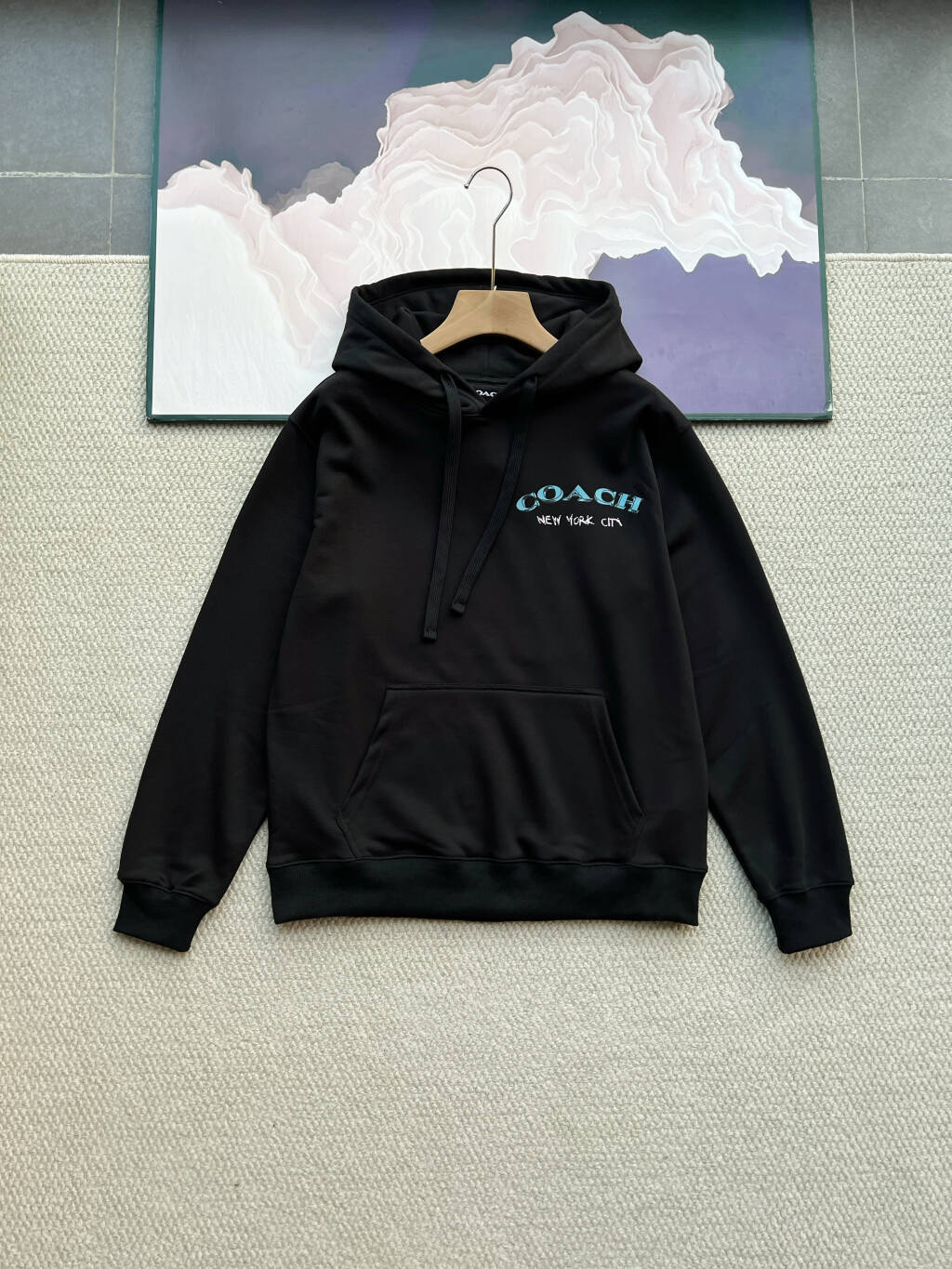 💰225 COACH寇驰情侣款后背马车图案休闲运动连帽卫衣 专柜同步🔥这款美式复古帽衫卫衣,充满了街头的个性与不羁,胸前标志行字母图案 后背经典马车图案,轻松诠释了蔻驰的经典🔥 品名:蔻驰后背胶印马车连帽卫衣 颜色:图片色 尺码:S M L XL 帽衫长袖尺寸参照 部位\规格 S M* L XL 衣长 65.5 67.5 69.5 71.5 半胸围 53.5 55.5 57.5 59.5 肩宽 47 48.5 50 51.5 袖长 59.2 60.5 61.8 63.1 袖口 8.8 9.1 9.4 9.7 帽高 39.5 39.5 39.5 39.5