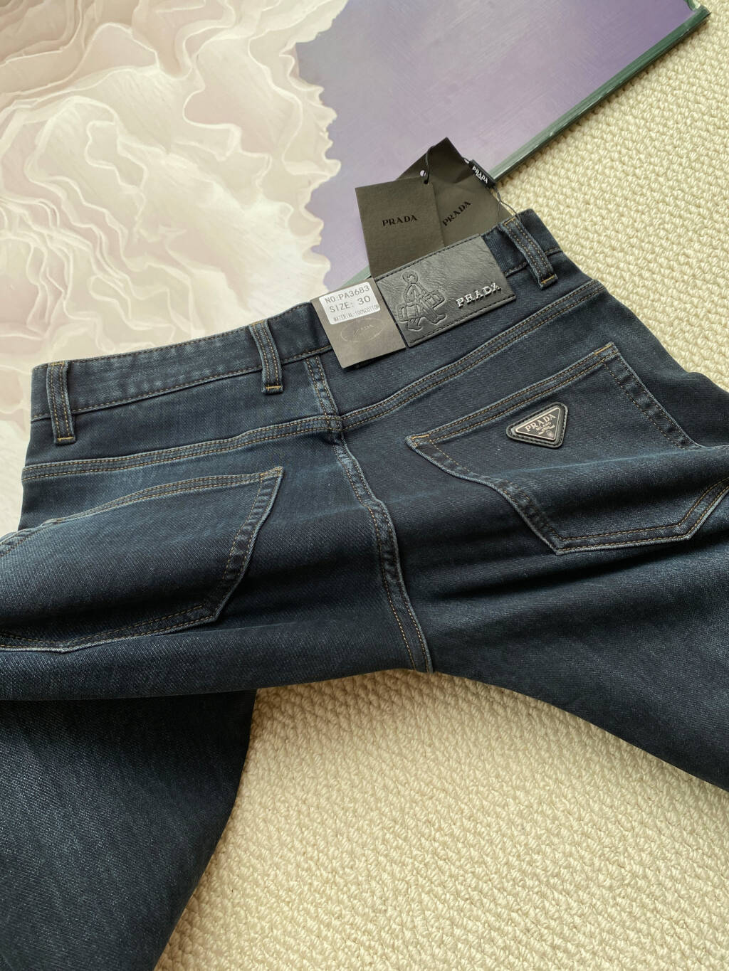 💰240
Prada普拉达原单25ss秋冬加厚新款高奢精梳弹力牛仔裤！

普家今年新疆长绒棉牛仔面料！表层做了精梳液氨处理，摸起来特别柔软细腻，贴身亲肤舒适！大氨纶充分保证上身弹力松弛，满足日常工作多场景需求！

细节细节再细节！普拉达专柜新品高奢牛仔裤！主打精致触感，全身简约设计，后腰普拉达皮标腰牌！后口袋原版立体倒三角铁牌Logo，十分精致！精湛细节做工，彰显普拉达专柜奢华质感！

国内外专柜热销高奢牛仔裤！不管是自穿还是馈赠都是王者级之选！无压力驾驭任何大型商务场合！强烈推荐入手！
颜色: 深蓝   
尺码：30-31-32-33-34-36-38
30码 腰围78-臀围100-裤长102
31码  腰围80-臀围104-裤长102
32码  腰围 82-臀围108-裤长103
33码  腰围84-臀围112-裤长103
34码  腰围86-臀围116-裤长104
36码  腰围90-臀围124-裤长105
38码  腰围93-臀围128-裤长105
纯手工测量存在1-2CM误差！！