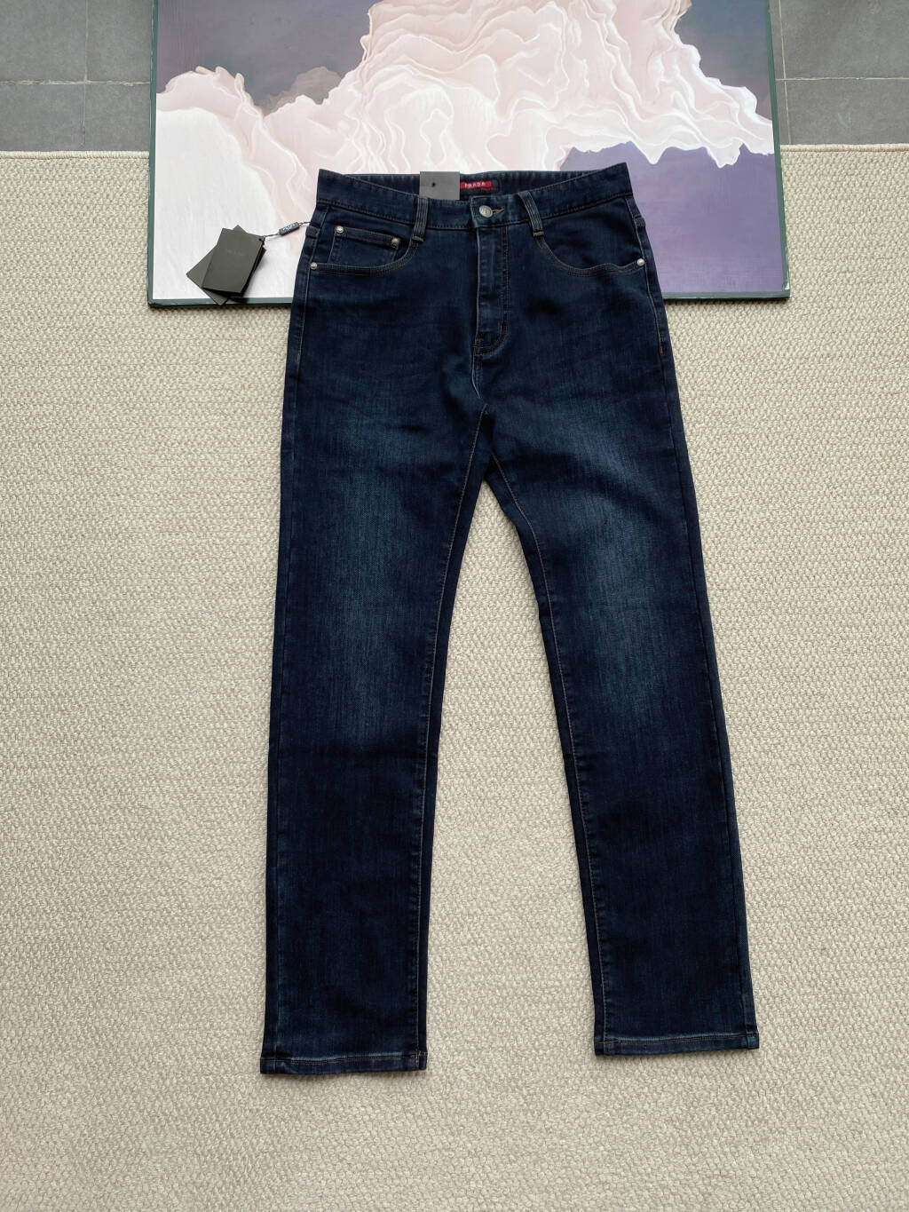 💰240
Prada普拉达原单25ss秋冬加厚新款高奢精梳弹力牛仔裤！

普家今年新疆长绒棉牛仔面料！表层做了精梳液氨处理，摸起来特别柔软细腻，贴身亲肤舒适！大氨纶充分保证上身弹力松弛，满足日常工作多场景需求！

细节细节再细节！普拉达专柜新品高奢牛仔裤！主打精致触感，全身简约设计，后腰普拉达皮标腰牌！后口袋原版立体倒三角铁牌Logo，十分精致！精湛细节做工，彰显普拉达专柜奢华质感！

国内外专柜热销高奢牛仔裤！不管是自穿还是馈赠都是王者级之选！无压力驾驭任何大型商务场合！强烈推荐入手！
颜色: 深蓝   
尺码：30-31-32-33-34-36-38
30码 腰围78-臀围100-裤长102
31码  腰围80-臀围104-裤长102
32码  腰围 82-臀围108-裤长103
33码  腰围84-臀围112-裤长103
34码  腰围86-臀围116-裤长104
36码  腰围90-臀围124-裤长105
38码  腰围93-臀围128-裤长105
纯手工测量存在1-2CM误差！！