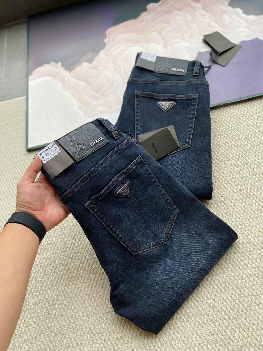 💰240
Prada普拉达原单25ss秋冬加厚新款高奢精梳弹力牛仔裤！

普家今年新疆长绒棉牛仔面料！表层做了精梳液氨处理，摸起来特别柔软细腻，贴身亲肤舒适！大氨纶充分保证上身弹力松弛，满足日常工作多场景需求！

细节细节再细节！普拉达专柜新品高奢牛仔裤！主打精致触感，全身简约设计，后腰普拉达皮标腰牌！后口袋原版立体倒三角铁牌Logo，十分精致！精湛细节做工，彰显普拉达专柜奢华质感！

国内外专柜热销高奢牛仔裤！不管是自穿还是馈赠都是王者级之选！无压力驾驭任何大型商务场合！强烈推荐入手！
颜色: 深蓝   
尺码：30-31-32-33-34-36-38
30码 腰围78-臀围100-裤长102
31码  腰围80-臀围104-裤长102
32码  腰围 82-臀围108-裤长103
33码  腰围84-臀围112-裤长103
34码  腰围86-臀围116-裤长104
36码  腰围90-臀围124-裤长105
38码  腰围93-臀围128-裤长105
纯手工测量存在1-2CM误差！！