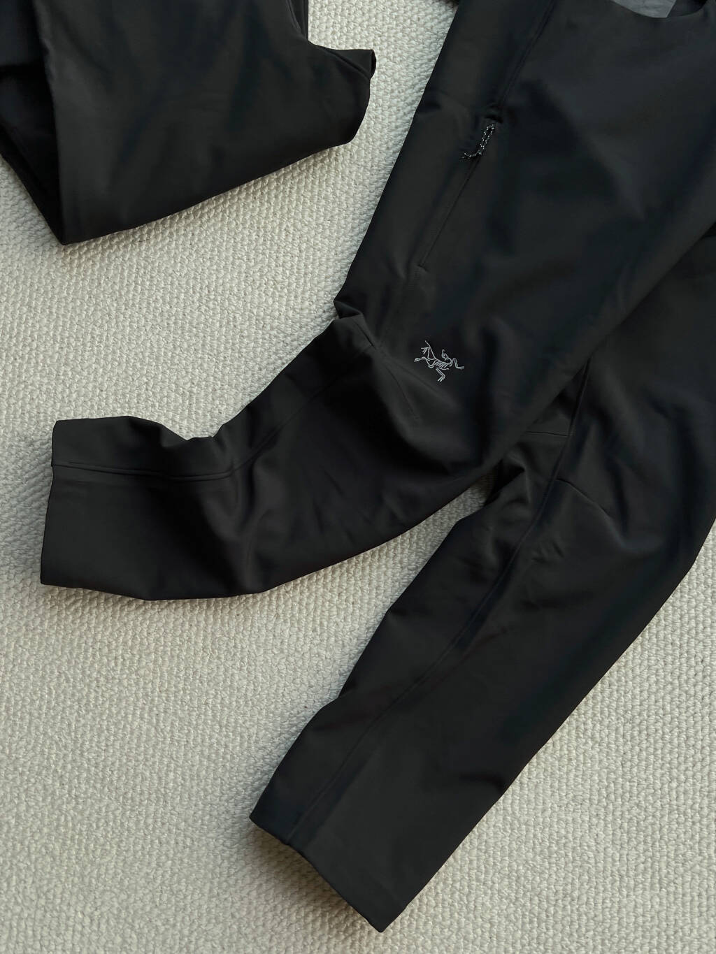 💰250
ARC'TERYX始祖鸟全新CRESTON SV PANT MEN'S 男子软壳长裤！全新的Creston 是一款结实耐用的多功能软壳徒步裤，专为冬季的徒步运动而设
修身款式，拼接剪裁，两个口袋，右侧髋部设有弹力梭织口袋，便于使用，固定腰带设有腰带环和按扣。高度透气一有氧运动保持舒适，高温暖重量比率，耐磨，防风，直筒裤，拼接膝盖，插角布裤裆，DWR 处理可防泼水！
四向弹性面料，新款Fortius 2.0 软壳面料具备出色的透气性、弹性及防风防泼水保护性能，内侧的磨毛 质地使保暖效果更加出色，可有效抵御寒冷。弹力面料搭配拼接工艺，确保穿着时活动自如。
拉链及前裆开口设计按扣前裆下摆设计徒步鞋兼容下摆结构贴带接缝结构
具有贴身舒适性简洁的接缝结构，减少了摩擦剪裁拼接剪裁，活动自如
口袋设计一个安全拉链式后口袋两个开口手袋拉链腿袋材料Wee Burly双织布配底面 - 56%尼龙、 34%涤纶、10%弹性纤维保养凉水温和机洗。请勿漂白。低温温和烘干。请勿使用衣物柔顺剂。低温熨烫。请勿干洗。深色衣物分开洗涤。请勿浸泡。反面洗涤。

颜色:黑色
尺码:30  32  34  36  38