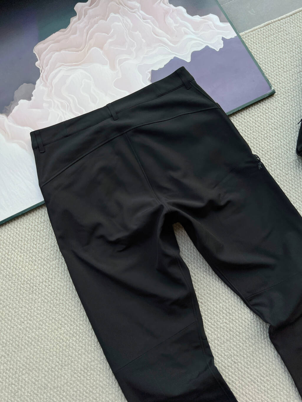 💰250
ARC'TERYX始祖鸟全新CRESTON SV PANT MEN'S 男子软壳长裤！全新的Creston 是一款结实耐用的多功能软壳徒步裤，专为冬季的徒步运动而设
修身款式，拼接剪裁，两个口袋，右侧髋部设有弹力梭织口袋，便于使用，固定腰带设有腰带环和按扣。高度透气一有氧运动保持舒适，高温暖重量比率，耐磨，防风，直筒裤，拼接膝盖，插角布裤裆，DWR 处理可防泼水！
四向弹性面料，新款Fortius 2.0 软壳面料具备出色的透气性、弹性及防风防泼水保护性能，内侧的磨毛 质地使保暖效果更加出色，可有效抵御寒冷。弹力面料搭配拼接工艺，确保穿着时活动自如。
拉链及前裆开口设计按扣前裆下摆设计徒步鞋兼容下摆结构贴带接缝结构
具有贴身舒适性简洁的接缝结构，减少了摩擦剪裁拼接剪裁，活动自如
口袋设计一个安全拉链式后口袋两个开口手袋拉链腿袋材料Wee Burly双织布配底面 - 56%尼龙、 34%涤纶、10%弹性纤维保养凉水温和机洗。请勿漂白。低温温和烘干。请勿使用衣物柔顺剂。低温熨烫。请勿干洗。深色衣物分开洗涤。请勿浸泡。反面洗涤。

颜色:黑色
尺码:30  32  34  36  38