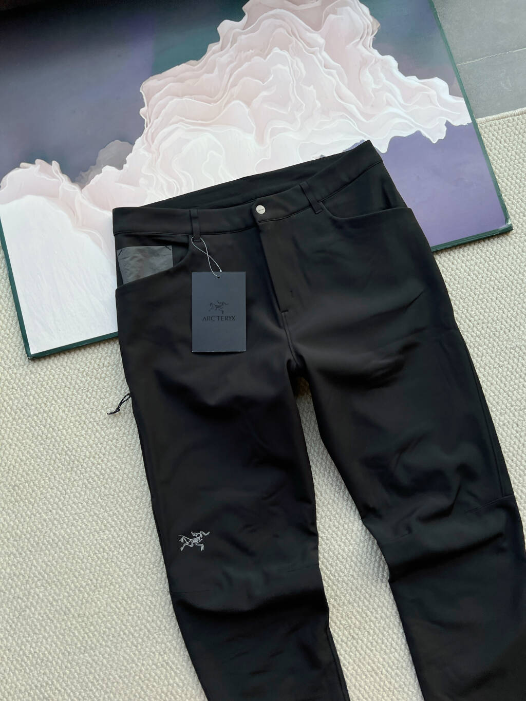 💰250
ARC'TERYX始祖鸟全新CRESTON SV PANT MEN'S 男子软壳长裤！全新的Creston 是一款结实耐用的多功能软壳徒步裤，专为冬季的徒步运动而设
修身款式，拼接剪裁，两个口袋，右侧髋部设有弹力梭织口袋，便于使用，固定腰带设有腰带环和按扣。高度透气一有氧运动保持舒适，高温暖重量比率，耐磨，防风，直筒裤，拼接膝盖，插角布裤裆，DWR 处理可防泼水！
四向弹性面料，新款Fortius 2.0 软壳面料具备出色的透气性、弹性及防风防泼水保护性能，内侧的磨毛 质地使保暖效果更加出色，可有效抵御寒冷。弹力面料搭配拼接工艺，确保穿着时活动自如。
拉链及前裆开口设计按扣前裆下摆设计徒步鞋兼容下摆结构贴带接缝结构
具有贴身舒适性简洁的接缝结构，减少了摩擦剪裁拼接剪裁，活动自如
口袋设计一个安全拉链式后口袋两个开口手袋拉链腿袋材料Wee Burly双织布配底面 - 56%尼龙、 34%涤纶、10%弹性纤维保养凉水温和机洗。请勿漂白。低温温和烘干。请勿使用衣物柔顺剂。低温熨烫。请勿干洗。深色衣物分开洗涤。请勿浸泡。反面洗涤。

颜色:黑色
尺码:30  32  34  36  38