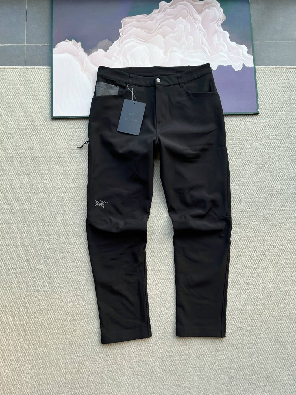 💰250
ARC'TERYX始祖鸟全新CRESTON SV PANT MEN'S 男子软壳长裤！全新的Creston 是一款结实耐用的多功能软壳徒步裤，专为冬季的徒步运动而设
修身款式，拼接剪裁，两个口袋，右侧髋部设有弹力梭织口袋，便于使用，固定腰带设有腰带环和按扣。高度透气一有氧运动保持舒适，高温暖重量比率，耐磨，防风，直筒裤，拼接膝盖，插角布裤裆，DWR 处理可防泼水！
四向弹性面料，新款Fortius 2.0 软壳面料具备出色的透气性、弹性及防风防泼水保护性能，内侧的磨毛 质地使保暖效果更加出色，可有效抵御寒冷。弹力面料搭配拼接工艺，确保穿着时活动自如。
拉链及前裆开口设计按扣前裆下摆设计徒步鞋兼容下摆结构贴带接缝结构
具有贴身舒适性简洁的接缝结构，减少了摩擦剪裁拼接剪裁，活动自如
口袋设计一个安全拉链式后口袋两个开口手袋拉链腿袋材料Wee Burly双织布配底面 - 56%尼龙、 34%涤纶、10%弹性纤维保养凉水温和机洗。请勿漂白。低温温和烘干。请勿使用衣物柔顺剂。低温熨烫。请勿干洗。深色衣物分开洗涤。请勿浸泡。反面洗涤。

颜色:黑色
尺码:30  32  34  36  38