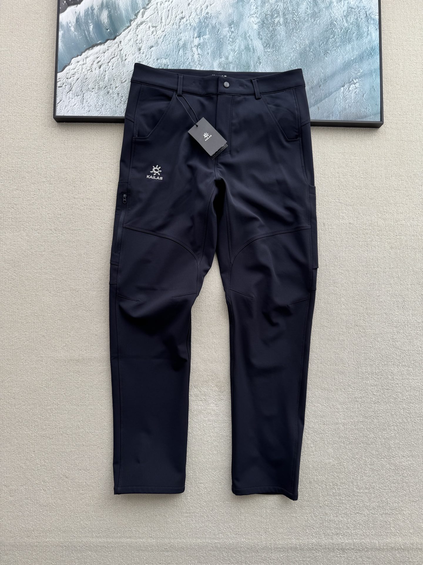 💰260
KAILAS凯乐石新款刺绣软壳一体加绒户外冲锋长裤!
无敌的一款单品,上身效果真的无敌好看,修长显瘦增高,防水防风保暖,衣柜必备单品,
打造奢华的都市运动风,一条不拘一格的的长裤,高阶户外功能属性、裤腿两侧做立体剪裁!复合梭织加绒科技功能性防水面料!提高了舒适度和保暖性。表面扎实、防风防水性能强。还十分透气清爽!
版型巨赞 可以让你在日常搭配各种各样的鞋子,这款裤子版型极其通勤,不挑身材,保留了原有户外功能的纯粹,同时也融化了时装的元素,无论是高帮低帮鞋宽偏窄偏宽都能完美的契合,无论是日常通勤还是约会都可以很好的搭配!
颜色:深蓝色 黑色 卡其
尺码: 腰围 臀围 裤长
M 80 96 100
L 84 100 102
XL 88 104 104
2XL 92 108 106
3XL 96 112 108
纯手工量测存在1-2cm误差