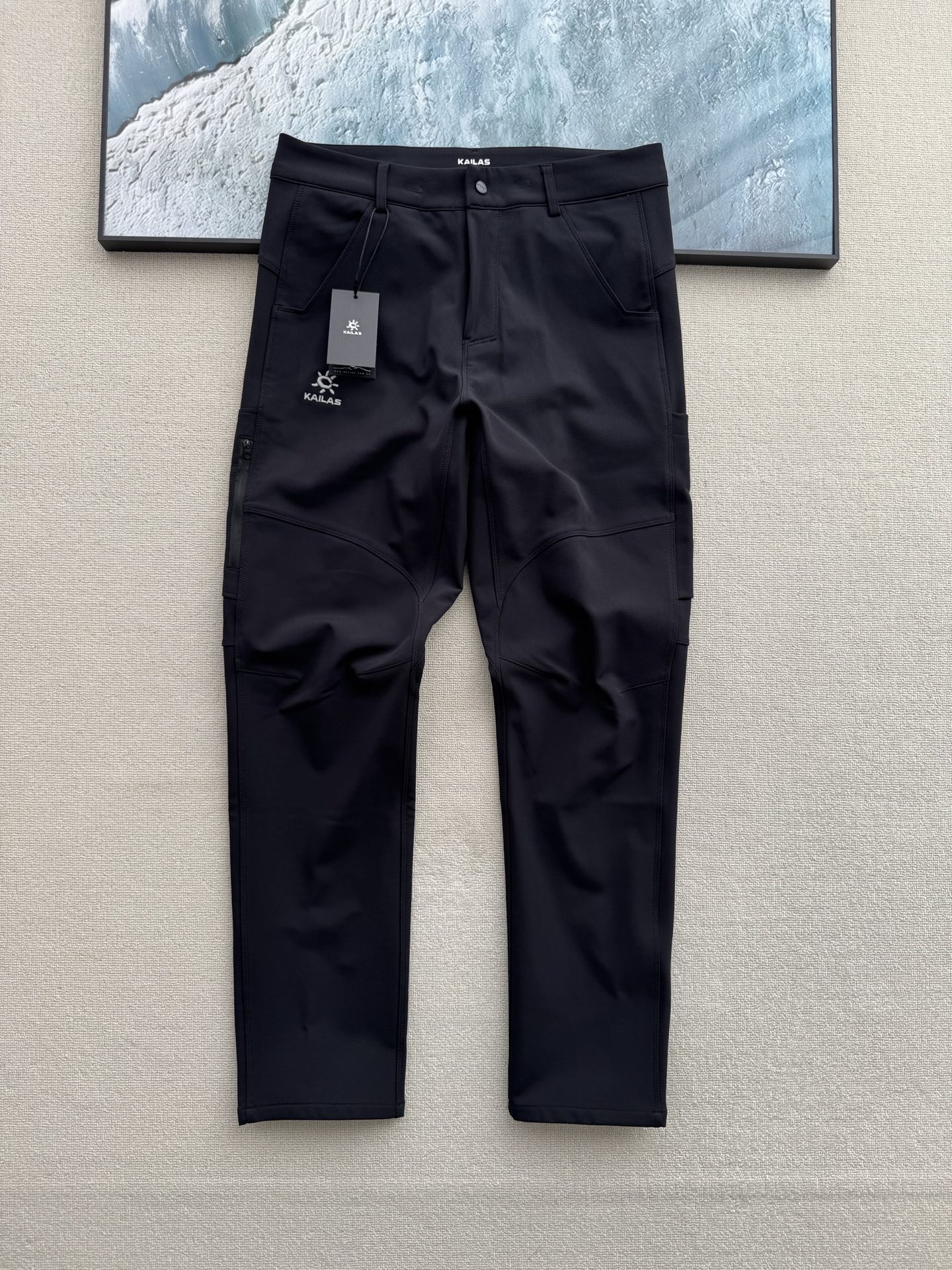 💰260
KAILAS凯乐石新款刺绣软壳一体加绒户外冲锋长裤!
无敌的一款单品,上身效果真的无敌好看,修长显瘦增高,防水防风保暖,衣柜必备单品,
打造奢华的都市运动风,一条不拘一格的的长裤,高阶户外功能属性、裤腿两侧做立体剪裁!复合梭织加绒科技功能性防水面料!提高了舒适度和保暖性。表面扎实、防风防水性能强。还十分透气清爽!
版型巨赞 可以让你在日常搭配各种各样的鞋子,这款裤子版型极其通勤,不挑身材,保留了原有户外功能的纯粹,同时也融化了时装的元素,无论是高帮低帮鞋宽偏窄偏宽都能完美的契合,无论是日常通勤还是约会都可以很好的搭配!
颜色:深蓝色 黑色 卡其
尺码: 腰围 臀围 裤长
M 80 96 100
L 84 100 102
XL 88 104 104
2XL 92 108 106
3XL 96 112 108
纯手工量测存在1-2cm误差