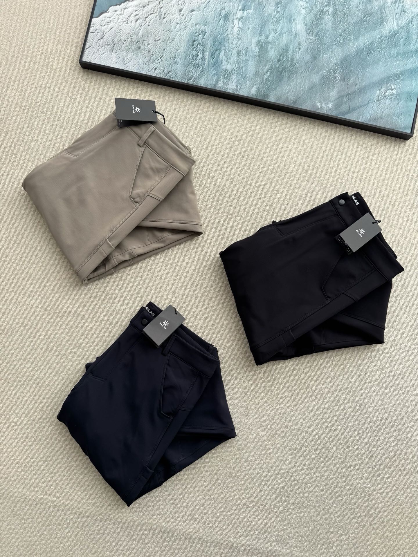 💰260
KAILAS凯乐石新款刺绣软壳一体加绒户外冲锋长裤!
无敌的一款单品,上身效果真的无敌好看,修长显瘦增高,防水防风保暖,衣柜必备单品,
打造奢华的都市运动风,一条不拘一格的的长裤,高阶户外功能属性、裤腿两侧做立体剪裁!复合梭织加绒科技功能性防水面料!提高了舒适度和保暖性。表面扎实、防风防水性能强。还十分透气清爽!
版型巨赞 可以让你在日常搭配各种各样的鞋子,这款裤子版型极其通勤,不挑身材,保留了原有户外功能的纯粹,同时也融化了时装的元素,无论是高帮低帮鞋宽偏窄偏宽都能完美的契合,无论是日常通勤还是约会都可以很好的搭配!
颜色:深蓝色 黑色 卡其
尺码: 腰围 臀围 裤长
M 80 96 100
L 84 100 102
XL 88 104 104
2XL 92 108 106
3XL 96 112 108
纯手工量测存在1-2cm误差