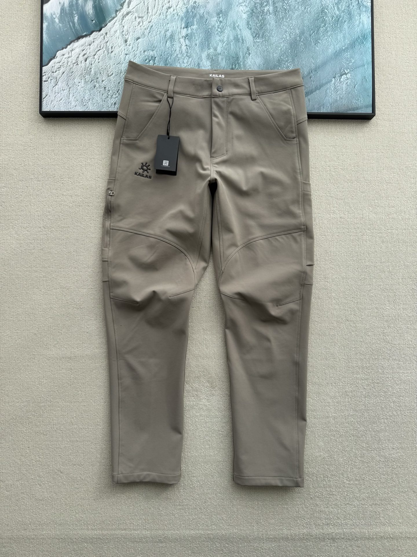 💰260
KAILAS凯乐石新款刺绣软壳一体加绒户外冲锋长裤!
无敌的一款单品,上身效果真的无敌好看,修长显瘦增高,防水防风保暖,衣柜必备单品,
打造奢华的都市运动风,一条不拘一格的的长裤,高阶户外功能属性、裤腿两侧做立体剪裁!复合梭织加绒科技功能性防水面料!提高了舒适度和保暖性。表面扎实、防风防水性能强。还十分透气清爽!
版型巨赞 可以让你在日常搭配各种各样的鞋子,这款裤子版型极其通勤,不挑身材,保留了原有户外功能的纯粹,同时也融化了时装的元素,无论是高帮低帮鞋宽偏窄偏宽都能完美的契合,无论是日常通勤还是约会都可以很好的搭配!
颜色:深蓝色 黑色 卡其
尺码: 腰围 臀围 裤长
M 80 96 100
L 84 100 102
XL 88 104 104
2XL 92 108 106
3XL 96 112 108
纯手工量测存在1-2cm误差