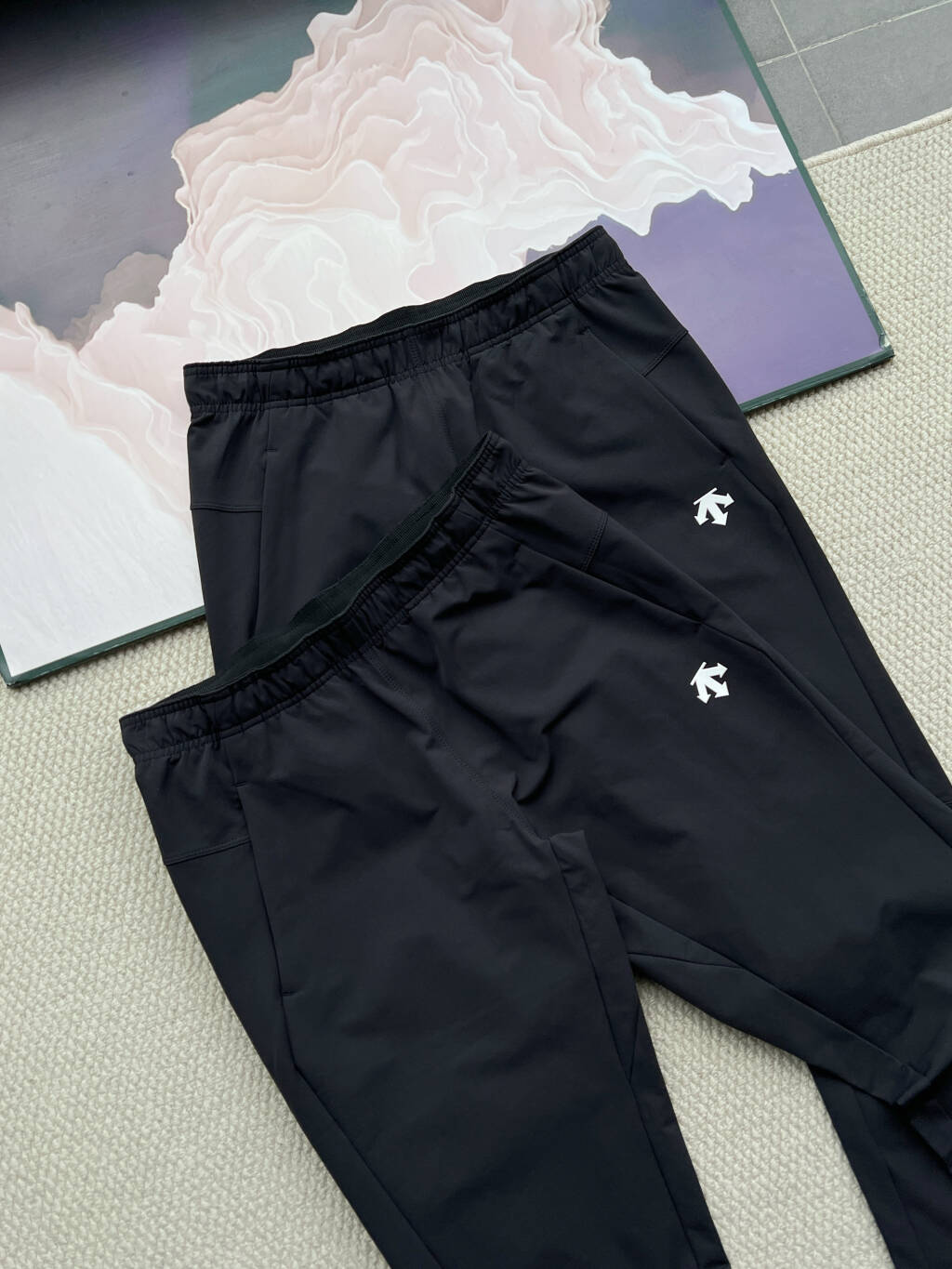 💰225
DESCENTE迪桑特TRAINING男士防水透湿加绒运动长裤
迪桑特TRAINING系列男士防水透湿梭织运动长裤专为秋冬运动打造结合专业功能与时尚设计,满足多场景穿搭需求。这款长裤采用防水透湿技术,能有效阻隔雨水和寒风,同时排出体内湿气,保持身体干爽舒适。内里加绒设计提供额外保暖效果,确保在低温环境下依然温暖如春。
裤装采用3D立体剪裁和符合人体工学的运动版型,从大腿到膝盖的合理线条设计让运动更加自如,即使高抬腿也无束缚感。松紧腰头与内置抽绳让您可根据需要自由调节腰围,贴合不卷边,不勒肚子。两侧拉链插手口袋方便收纳随身物品,安全不易滑落。
颜色:黑色
尺码M-2XL
尺码 裤长 腰围(松紧范围) 臀围 建议体重范围
M 98 74 106 120-135斤
L 100 78 110 140-155斤
XL 102 82 114 160-175斤
2XL 104 86 118 180-195斤