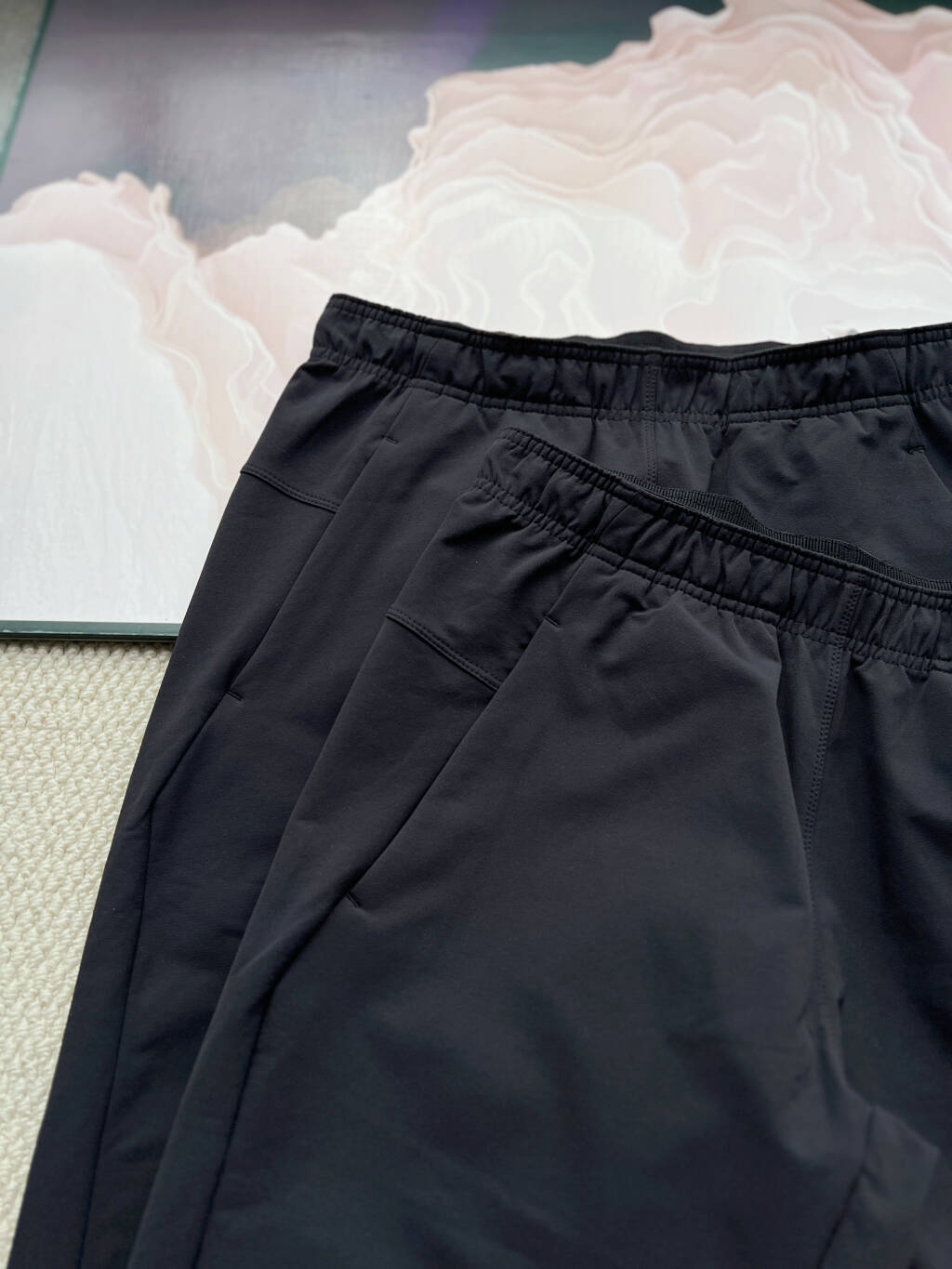 💰225
DESCENTE迪桑特TRAINING男士防水透湿加绒运动长裤
迪桑特TRAINING系列男士防水透湿梭织运动长裤专为秋冬运动打造结合专业功能与时尚设计,满足多场景穿搭需求。这款长裤采用防水透湿技术,能有效阻隔雨水和寒风,同时排出体内湿气,保持身体干爽舒适。内里加绒设计提供额外保暖效果,确保在低温环境下依然温暖如春。
裤装采用3D立体剪裁和符合人体工学的运动版型,从大腿到膝盖的合理线条设计让运动更加自如,即使高抬腿也无束缚感。松紧腰头与内置抽绳让您可根据需要自由调节腰围,贴合不卷边,不勒肚子。两侧拉链插手口袋方便收纳随身物品,安全不易滑落。
颜色:黑色
尺码M-2XL
尺码 裤长 腰围(松紧范围) 臀围 建议体重范围
M 98 74 106 120-135斤
L 100 78 110 140-155斤
XL 102 82 114 160-175斤
2XL 104 86 118 180-195斤