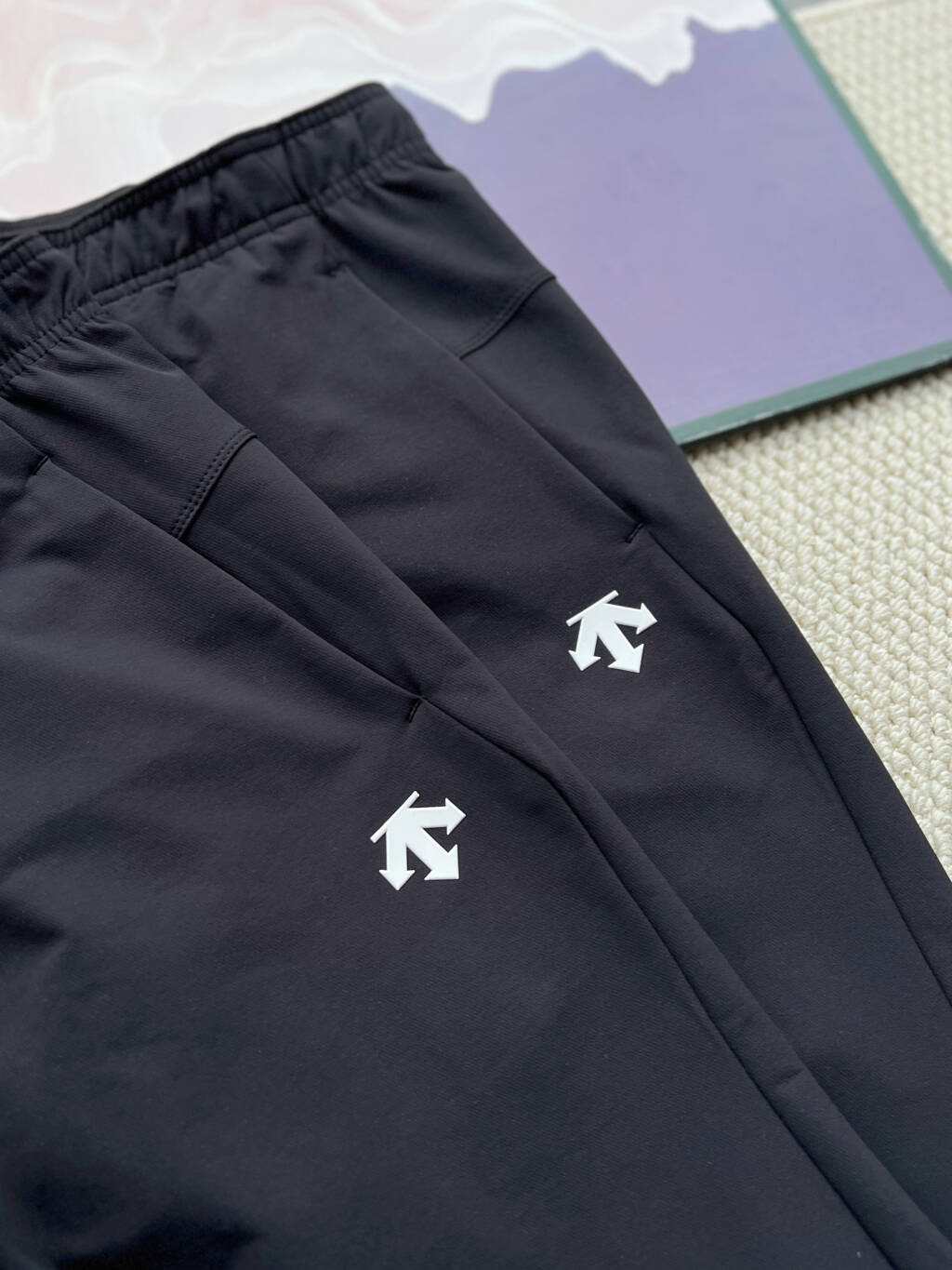 💰225
DESCENTE迪桑特TRAINING男士防水透湿加绒运动长裤
迪桑特TRAINING系列男士防水透湿梭织运动长裤专为秋冬运动打造结合专业功能与时尚设计,满足多场景穿搭需求。这款长裤采用防水透湿技术,能有效阻隔雨水和寒风,同时排出体内湿气,保持身体干爽舒适。内里加绒设计提供额外保暖效果,确保在低温环境下依然温暖如春。
裤装采用3D立体剪裁和符合人体工学的运动版型,从大腿到膝盖的合理线条设计让运动更加自如,即使高抬腿也无束缚感。松紧腰头与内置抽绳让您可根据需要自由调节腰围,贴合不卷边,不勒肚子。两侧拉链插手口袋方便收纳随身物品,安全不易滑落。
颜色:黑色
尺码M-2XL
尺码 裤长 腰围(松紧范围) 臀围 建议体重范围
M 98 74 106 120-135斤
L 100 78 110 140-155斤
XL 102 82 114 160-175斤
2XL 104 86 118 180-195斤