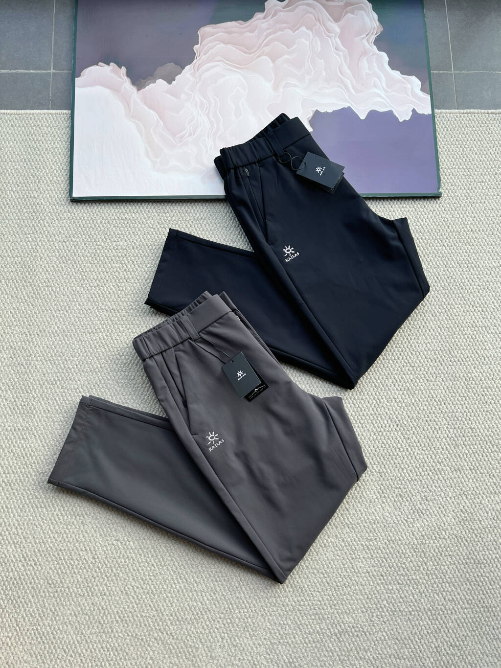 💰250
KAILAS凯乐石男士户外运动科技棉休闲裤
非常细腻保暖 凯乐石加绒裤！这款货绝对是你们冬季的必需品！经典刺绣图案标，时尚好看 ，穿出去不丢面子，区别市场工版普通拉链，保暖修身不臃肿，顶级版本冬季加绒男子户外健身运动训练长裤  ！
柔软顺滑，舒适有型！上身给你绝对不一样的感受，赋予运动健身机能性的新定义！无论是休闲 运动 健身，都毫无压力！立体拼接剪裁拼接 ，完美展现你的腿型，松紧腰围的设计，让你在任何环境下都可以收放自如！
顶级面料全订制工艺 复合加绒面料，赋予其优异的延伸性和弹性回复性能！
颜色：黑蓝色   灰色
尺码      腰围      臀围      裤长    
  M         75.5      102        100
   L          80        106        102   
 XL        84.5        110         104    
2XL        89        114        106    
3XL       93.5         118        107    
纯手工测量，纯在1-2㎝误差！！