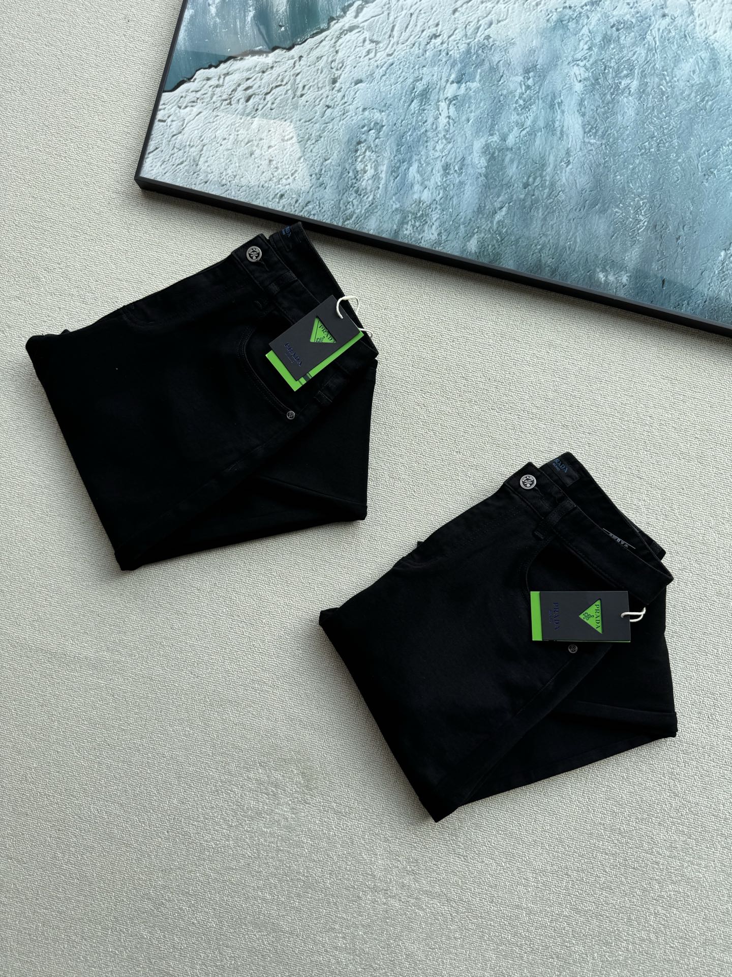 PRADA普拉达25秋冬最新款男士高弹牛仔裤! 这裤子绝对是采用了今年最新的工艺 修身高弹!果断自留了! 简单百搭必备,这款真心推荐 普家今年新疆长绒棉牛仔面料!表层做了精梳液氨处理,摸起来特别柔软细腻,贴身亲肤舒适!大氨纶充分保证上身弹力松弛,满足日常工作多场景需求! 普拉达专柜新品高奢牛仔裤!主打精致触感,全身简约设计,后腰普拉达皮标腰牌!后口袋原版立体倒三角铁牌Logo,十分精致!精湛细节做工,彰显普拉达专柜奢华质感! 其次面料是加厚款不是薄款,但是很柔软弹力超级大 虽然是中高腰,但是不卡胃 不会不舒服 牛仔裤是百搭款,现在买可以穿到明年夏初,好了话不多说, 质感十足!高弹水洗 全部定制客供经典款!经典的纯色水洗做旧款,非常适合秋冬季节穿! 弹力棉面料!加上大品牌的独家剪裁工艺,上身效果绝佳并且活动自如! 五金辅料全部原装!精致皮标+金属LOGO+YKK拉链绝非一般品牌能有! 整体牛仔裤裁剪利落,干干净净客供棉质牛仔面料,其最大的特点就是弹性更好更舒服!区别于市场用料高含量棉成分,弹力超足,不掉档,可以轻松蹲起毫无压力.绝对不尴尬!内里柔软细腻,不刺激皮肤! 时尚百搭,挽起裤脚做九分裤也很ok! 强烈推荐的一款!亲们赶紧下手吧! 颜色: 黑色 码 腰围78-臀围100-裤长102 31码 腰围80-臀围104-裤长102 32码 腰围 82-臀围108-裤长103 33码 腰围84-臀围112-裤长103 34码 腰围86-臀围116-裤长104 36码 腰围90-臀围124-裤长105 38码 腰围93-臀围128-裤长105 纯手工测量存在1-2CM误差