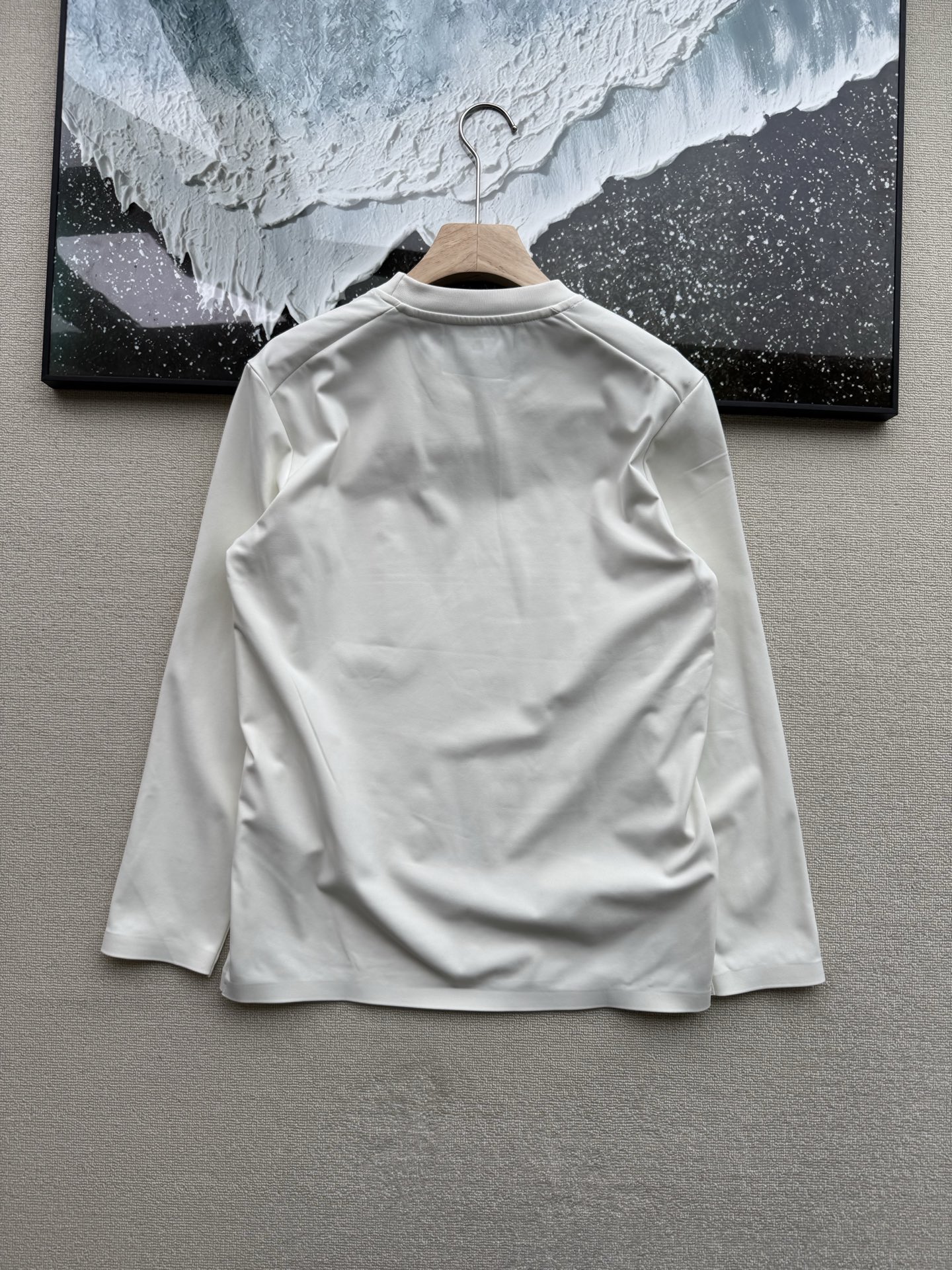 💰220
KAILAS凯乐石户外运动跑步健身圆领休闲男士打底长袖T恤
凯乐石男士压胶抓绒打底卫衣:密封锁温,硬核打底
户外打底的终极诉求,是暖得严实、动得自在。凯乐石这款压胶抓绒打底卫衣,把冲锋衣级工艺融入日常,让保暖从“基础款”升级为“实力派”。
核心暖意藏在面料与工艺的双重加持里。内里采用POLARMATE抓绒科技,绒面细腻贴肤,能快速蓄热锁温,即便在-10℃的山间徒步或晨间通勤,也能形成贴身温暖屏障。更关键的是底边和袖口的高温压胶工艺——通过120-180℃高温与高压贴合胶条,彻底密封传统针线缝合的针孔缝隙,同时避免抓绒钻丝,耐用性再升一级。89%聚酯纤维与11%氨纶的配比赋予四面弹力,配合户外立体剪裁,抬手攀援、弯腰负重都无束缚感。
细节里藏着专业考量:内里添加除静电纤维,秋冬穿衣告别粘灰尴尬;搭载Polygiene抗菌科技,运动出汗后能抑制异味滋生,多日户外也保持清爽。螺纹收口的袖口与下摆紧密贴合身形,单穿时利落有型,作为中间层搭配冲锋衣、夹克时,也能完美适配三层穿衣法,不臃肿、不窜位。
从户外到日常无缝衔接:登山、滑雪时作保暖内胆锁温防风,通勤时单穿搭配工装裤显硬朗格调,健身后套上可快速回暖。深灰、藏青等经典色系低调百搭,经多次洗涤仍不变形起球,压胶层也不易开胶脱落。一件兼具密封保暖与灵活实穿的打底卫衣,才是秋冬的硬核刚需。
颜色:牛油果绿 米白色 黑色
尺码:M-4XL
尺码: M L XL 2XL 3XL 4XL
衣长: 68 70 72 74 76 77
肩宽: 45 47 48 49 51 52
胸围: 102 106 110 115 120 126
袖长: 59 60 61 62 63 64
建议体重:
M 90-110斤
L 110-130斤
XL 130-150斤
2XL 150-170斤
3XL 170-190斤
4XL 190-205斤