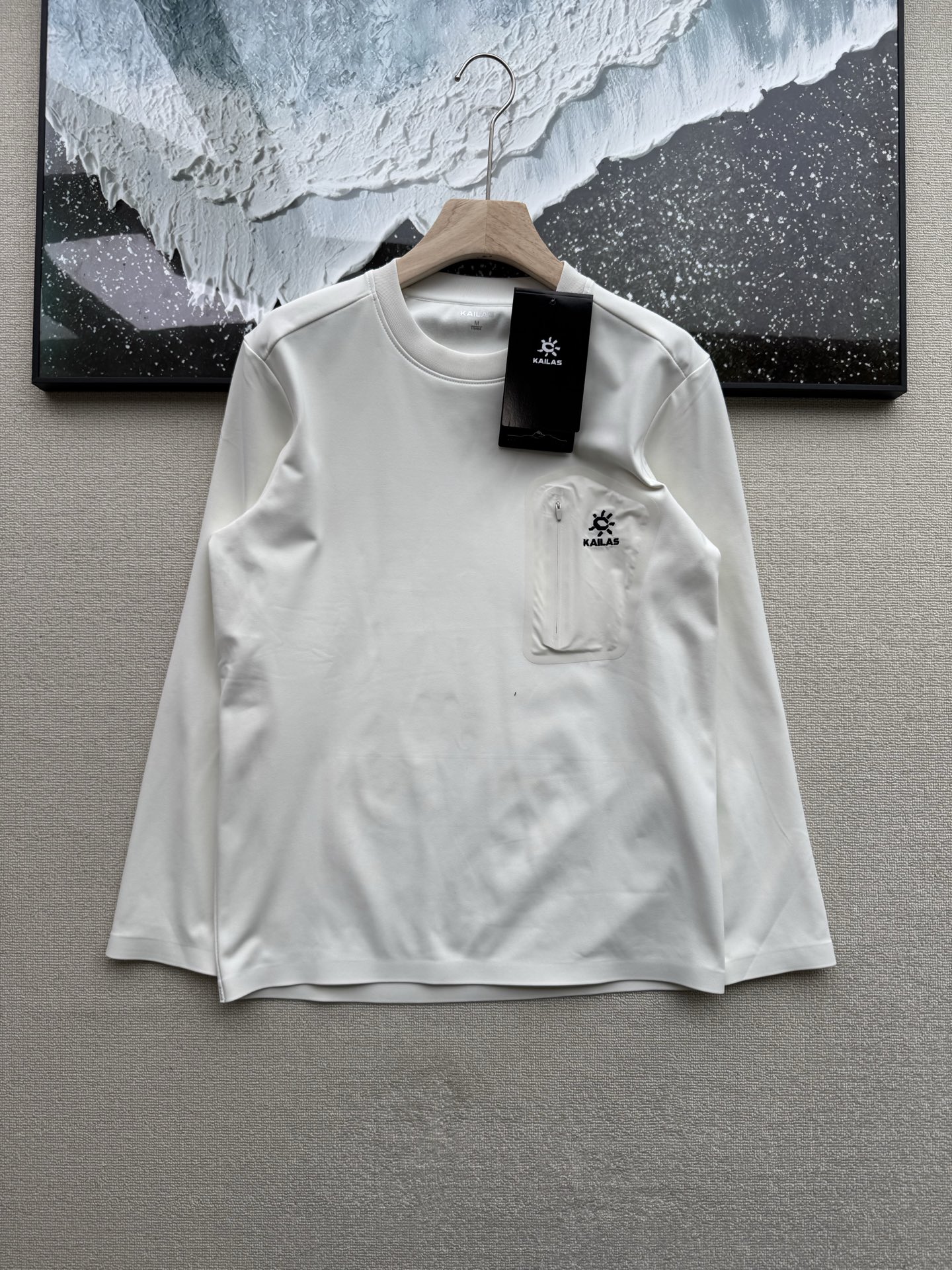 💰220
KAILAS凯乐石户外运动跑步健身圆领休闲男士打底长袖T恤
凯乐石男士压胶抓绒打底卫衣:密封锁温,硬核打底
户外打底的终极诉求,是暖得严实、动得自在。凯乐石这款压胶抓绒打底卫衣,把冲锋衣级工艺融入日常,让保暖从“基础款”升级为“实力派”。
核心暖意藏在面料与工艺的双重加持里。内里采用POLARMATE抓绒科技,绒面细腻贴肤,能快速蓄热锁温,即便在-10℃的山间徒步或晨间通勤,也能形成贴身温暖屏障。更关键的是底边和袖口的高温压胶工艺——通过120-180℃高温与高压贴合胶条,彻底密封传统针线缝合的针孔缝隙,同时避免抓绒钻丝,耐用性再升一级。89%聚酯纤维与11%氨纶的配比赋予四面弹力,配合户外立体剪裁,抬手攀援、弯腰负重都无束缚感。
细节里藏着专业考量:内里添加除静电纤维,秋冬穿衣告别粘灰尴尬;搭载Polygiene抗菌科技,运动出汗后能抑制异味滋生,多日户外也保持清爽。螺纹收口的袖口与下摆紧密贴合身形,单穿时利落有型,作为中间层搭配冲锋衣、夹克时,也能完美适配三层穿衣法,不臃肿、不窜位。
从户外到日常无缝衔接:登山、滑雪时作保暖内胆锁温防风,通勤时单穿搭配工装裤显硬朗格调,健身后套上可快速回暖。深灰、藏青等经典色系低调百搭,经多次洗涤仍不变形起球,压胶层也不易开胶脱落。一件兼具密封保暖与灵活实穿的打底卫衣,才是秋冬的硬核刚需。
颜色:牛油果绿 米白色 黑色
尺码:M-4XL
尺码: M L XL 2XL 3XL 4XL
衣长: 68 70 72 74 76 77
肩宽: 45 47 48 49 51 52
胸围: 102 106 110 115 120 126
袖长: 59 60 61 62 63 64
建议体重:
M 90-110斤
L 110-130斤
XL 130-150斤
2XL 150-170斤
3XL 170-190斤
4XL 190-205斤