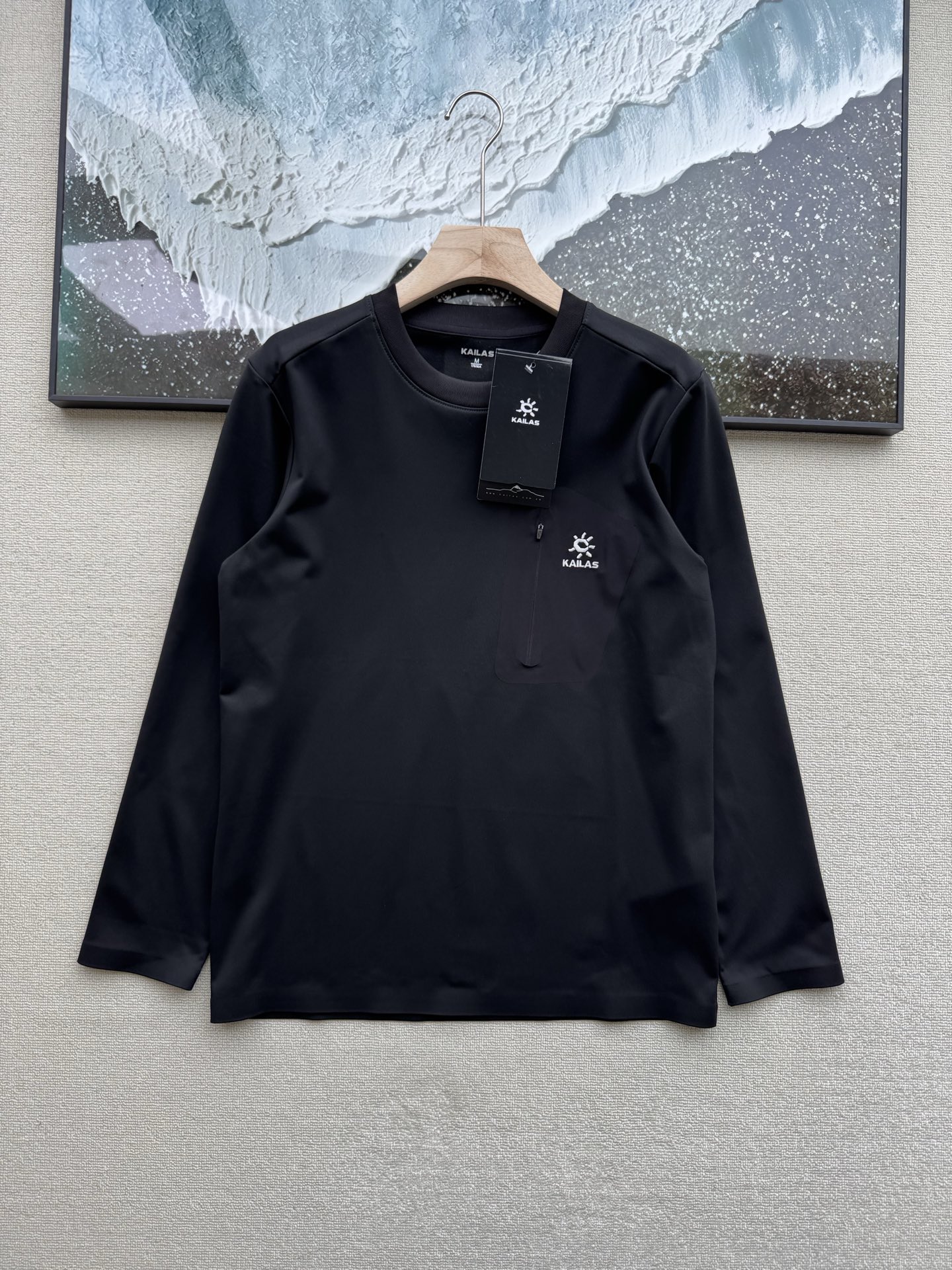 💰220
KAILAS凯乐石户外运动跑步健身圆领休闲男士打底长袖T恤
凯乐石男士压胶抓绒打底卫衣：密封锁温，硬核打底
户外打底的终极诉求，是暖得严实、动得自在。凯乐石这款压胶抓绒打底卫衣，把冲锋衣级工艺融入日常，让保暖从“基础款”升级为“实力派”。
 核心暖意藏在面料与工艺的双重加持里。内里采用POLARMATE抓绒科技，绒面细腻贴肤，能快速蓄热锁温，即便在-10℃的山间徒步或晨间通勤，也能形成贴身温暖屏障。更关键的是底边和袖口的高温压胶工艺——通过120-180℃高温与高压贴合胶条，彻底密封传统针线缝合的针孔缝隙，同时避免抓绒钻丝，耐用性再升一级。89%聚酯纤维与11%氨纶的配比赋予四面弹力，配合户外立体剪裁，抬手攀援、弯腰负重都无束缚感。
 细节里藏着专业考量：内里添加除静电纤维，秋冬穿衣告别粘灰尴尬；搭载Polygiene抗菌科技，运动出汗后能抑制异味滋生，多日户外也保持清爽。螺纹收口的袖口与下摆紧密贴合身形，单穿时利落有型，作为中间层搭配冲锋衣、夹克时，也能完美适配三层穿衣法，不臃肿、不窜位。
 从户外到日常无缝衔接：登山、滑雪时作保暖内胆锁温防风，通勤时单穿搭配工装裤显硬朗格调，健身后套上可快速回暖。深灰、藏青等经典色系低调百搭，经多次洗涤仍不变形起球，压胶层也不易开胶脱落。一件兼具密封保暖与灵活实穿的打底卫衣，才是秋冬的硬核刚需。
颜色：牛油果绿   米白色     黑色
尺码：M-4XL

尺码:    M      L       XL      2XL      3XL      4XL
衣长:   68      70      72      74        76         77
肩宽:   45      47      48      49        51         52
胸围:   102     106     110     115      120       126
袖长:   59       60      61      62        63        64

建议体重:
M    90-110斤
L     110-130斤
XL   130-150斤
2XL  150-170斤
3XL  170-190斤
4XL   190-205斤