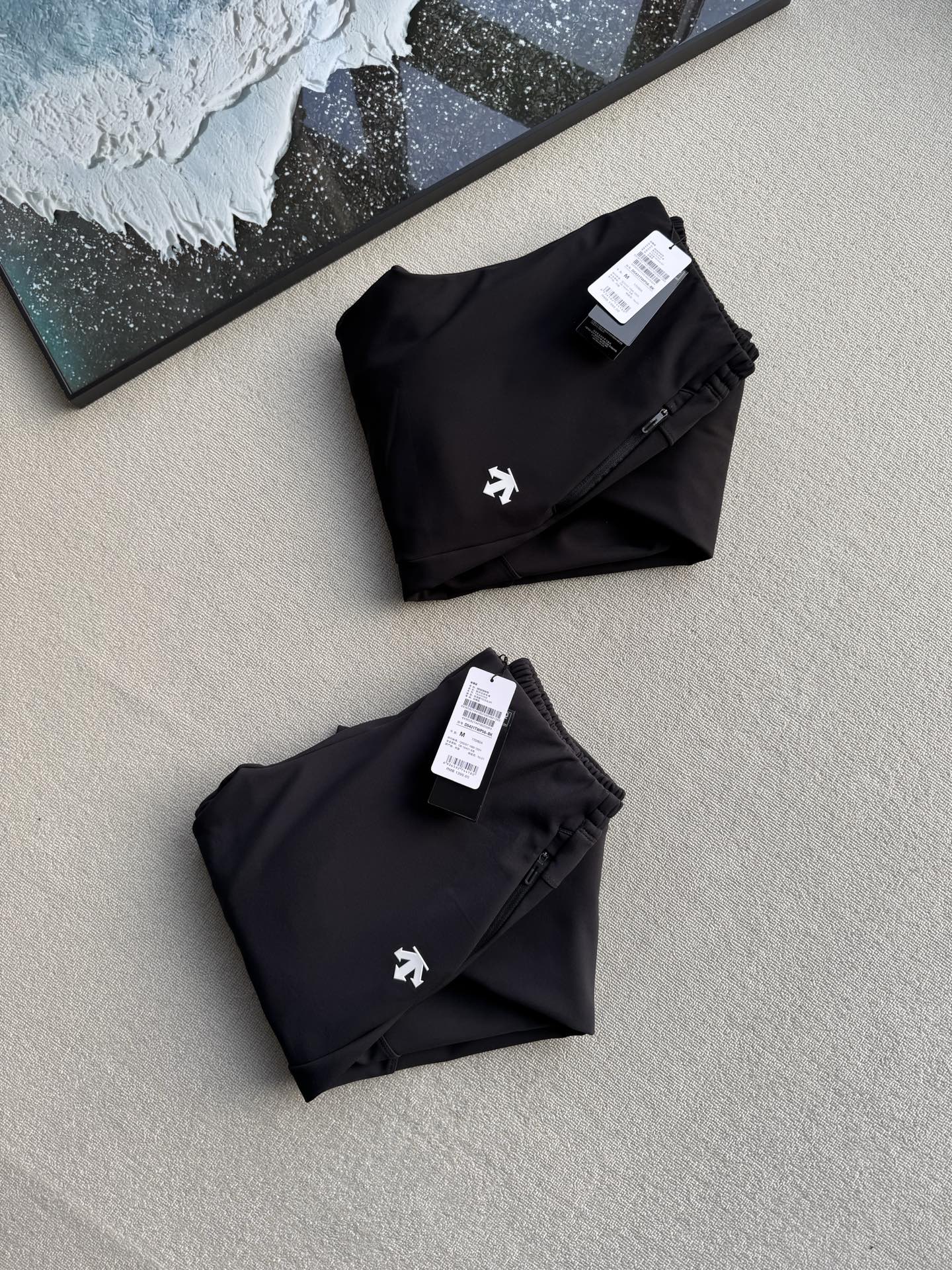 💰225
DESCENTE/迪桑特 TRAINING系列综训 运动 休闲加绒男士长裤。
2025年度超值推荐的一款全新的户外运动休闲裤，运动款型，上身超好看！
面料采用爽滑太空层面料，上身柔软舒适！外层防水 内里加绒 真正做到了防风防水 聚热锁暖 
内里腰头都做了包边处理，口袋处都有拉链设计，口袋腰头都做了套结加固！
经人体工程学剪裁手法！修身款式，做工也超级棒！！区别一般的面料手感 好的面料是会说话的 手感是不会骗人的！面料超厚实！！
高端印花工艺，隐形拉链设计 设计，低调不低品！！独具一格的运动版型，极具运动感。
颜色： 黑色   灰色
尺码：M-2XL

男冬款裤尺码
          裤长      臀围       腰围
M       100       104        70
L        102       108        74
XL      104      112        78
2XL    106     116         82
体重建议   
   M    115斤-135斤左右
    L   135斤--155斤左右
   XL  155斤-175斤左右   
 XXL  175斤-195斤左右