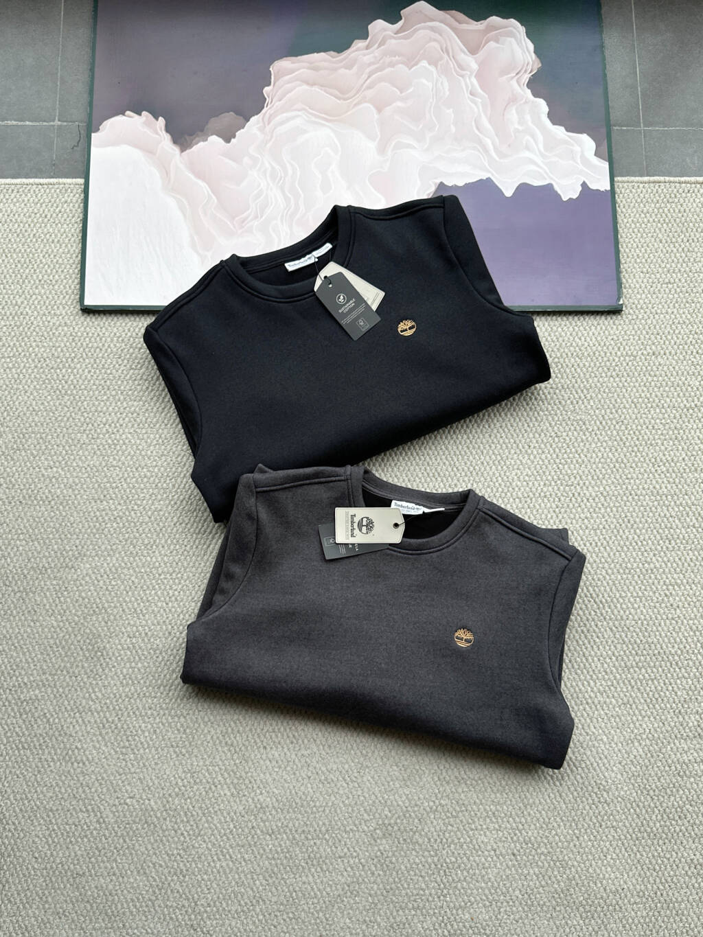 💰210
Timberland添柏岚冬季新款加绒卫衣。户外大牌最新基础款加绒🔥🔥卫衣，
新款 高品质 圆领刷毛珠地面料面感柔软舒适500克加厚加绒，小标刺绣！
经典一直在 永不过时的款 保持一贯的精工重工水准，胸口经典大树logo刺绣工艺  日常休闲通勤款，运动户外兼备款！！内搭单穿都合适！制作工艺令人惊叹绝无仅有，面料是重中之重   采用最新符合抓绒技术刷毛外层高级混纺卫衣布，内层加保温高科技棉，保温效果绝对一流。上手分量十足  妥妥的敦实手感  其次细节上全锁边布制作，并非普通款式卫衣做工，超细致的细节显得巧夺天工，质感超然，严谨的工艺和大厂的品质！！！超级适合怕冷的人！

黑色 灰色 
尺寸M L XL XXL 
适合120-180斤
M衣长66.5   胸围53.5   袖长62.5   袖口10   肩宽45.5          

L衣长68.2  胸围55.5   袖长63.5   袖口10.5   肩宽47.5          

XL衣长69.9  胸围57.5   袖长64.5   袖口11   肩宽49.5          

XXL衣长71.6   胸围59.5   袖长65.5   袖口11.5   肩宽51.5