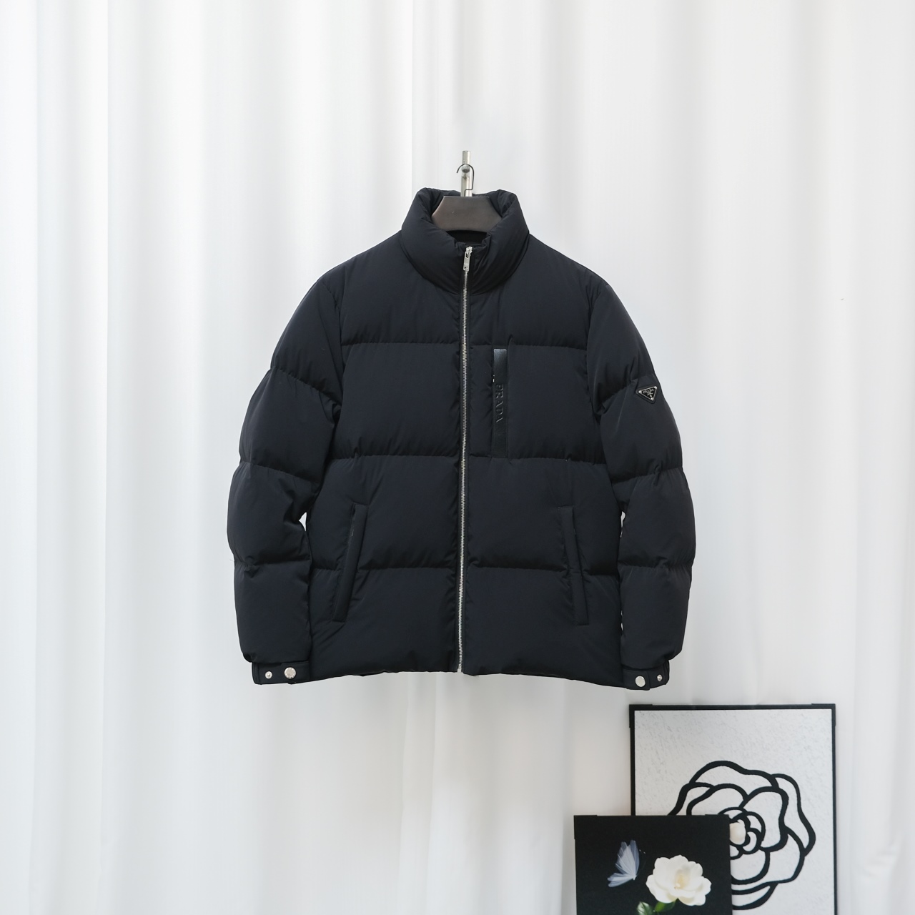 959# Prada Chaqueta de plumón Prada Esta cálida chaqueta de plumón te acompañará durante el frío invierno; Los puños so…