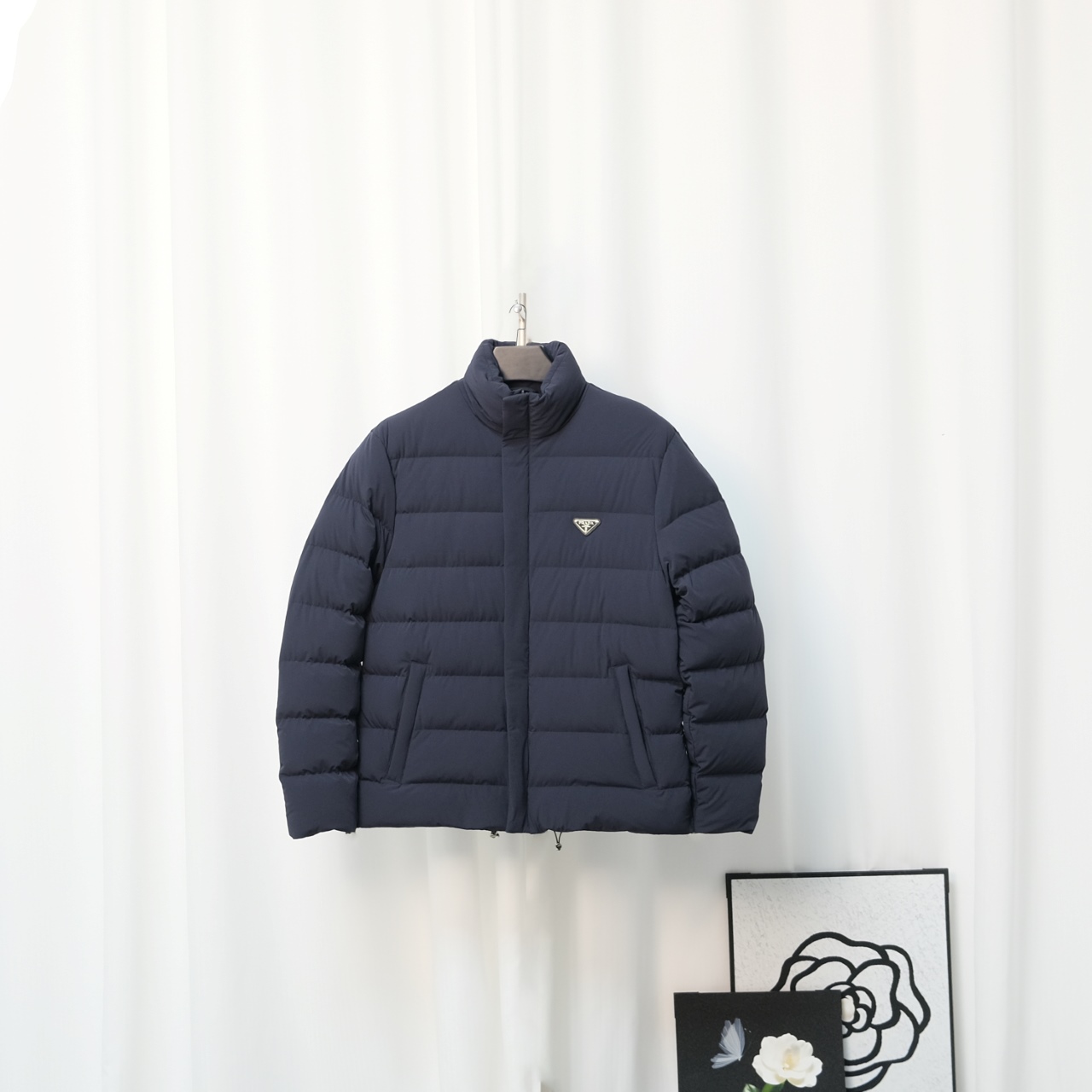 956# Prada Chaqueta de plumón clásica de dos tonos de Prada con logo triangular Tejido SoftMatte, repelente al agua y r…