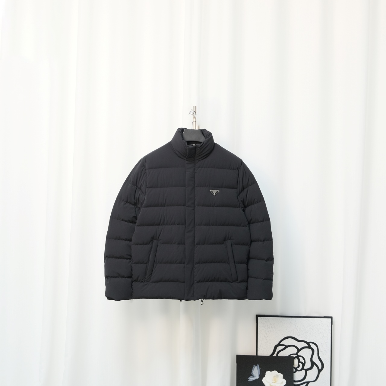 956# Prada Chaqueta de plumón clásica de dos tonos de Prada con logo triangular Tejido SoftMatte, repelente al agua y r…
