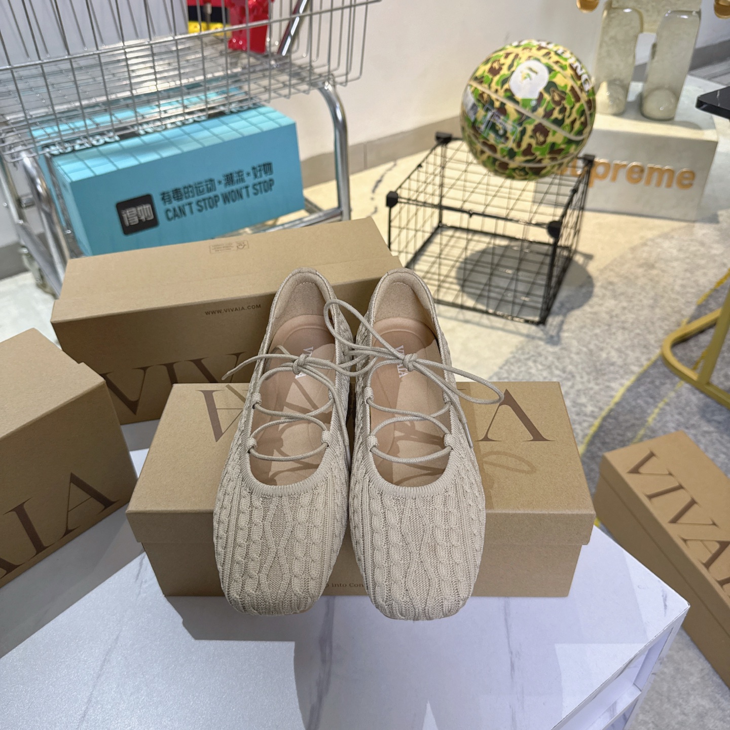 NO:711010,The new princess shoes attract worldwide attention, the latest research and development of glue-free patented low-carbon one-piece molding, environmentally friendly, gray and pink stripes. Pure original company channels the same princess shoes as Rothy's and VIVAIA. Clack Klan, San Francisco, USA. Flying thread knitting technology uses yarn to 3D weave the shoe shape. The connection between threads constitutes a creative and cool technological upper, which has both elasticity and strength. It is also wear-resistant and breathable and provides foot moisture-proof function.  When I learned about this shoe, I was not only fascinated by the outside world. The brand manager has been immersed in the women's shoe fashion industry for 33 years. The designer Puma  Wang has been traveling in the fashion circles of Paris and Italy, and in 2017 he finally pushed eco-friendly shoes to the top, without the use of chemical glue, perfectly integrating the outsole with the upper, and never having to wear glue. Perfectly matching fashionable colors with shoes, and after accumulated ideas, dyeing and matching, it turns out that he is not only a shoe professional, but also an artist. Together with Perte Cao, he created an extraordinary flat shoe - environmentally friendly fashion flats.  It is a shoe made by scientists by drawing fibers from various recycled materials, making it into yarn, and then knitting it into shape. It is completely environmentally friendly! Are you completely convinced? In fact, the feeling of wearing it on your feet is what makes you convinced. It is as comfortable as wearing socks, and it is particularly light, breathable, and moisture-proof.  The fashionable pointy toe should be the dream style of every girl. It is elegant and can be worn in all occasions! When worn, take out the insole, rinse it directly or throw it into the washing machine with cold water and dry it. Remember not to use warm water or hot water and do not dry it, so that it will not lose shape~ It is a perfect fit for daily matching with skirts and jeans. It is versatile and stunning. It has the atmosphere of a mature woman without losing the sophistication of a little woman. The original box is exquisite gift packaging!  !  Size 35 36 37 38 39 40, ballet shoes, flats, skirts, jeans, socks19860909新品全球瞩目王妃鞋,最新研发无胶水发明专利低碳一体成型环保,灰粉条纹 纯原公司渠道跟Rothy's和VIVAIA齐名同款王妃鞋Clack Klan 美国旧金山 飞线编织技术采用纱线进行3D编织出鞋子造型.线与线的连接构成了创造性的炫酷科技鞋面,弹性与强度兼得,更具备耐磨性与透气性并且提供脚部防潮功能  知道这鞋的时候,不光是被外面迷上了,品牌主理人一直浸淫在女鞋时尚界33年,设计师Puma Wang一直穿梭于巴黎跟意大利时尚界,在2017年终于将环保鞋推至顶峰,不用粘合使用化学胶水,完美将大底与鞋面融合,永无穿着开胶尴尬现象.将时尚流行色系与鞋履完美搭配,在日积月累的构思染色配色,结果发现他不止是一位鞋履专业大咖,他更是一位艺术家.和Perte Cao一起打造了一款并不平凡平底鞋——环保时尚平底鞋.  它是科学家们通过回收利用的各种材料的纤维拉丝,制成纱线,再编织成型的鞋子,完全环保!是不是完全折服,事实上,穿在脚上的感受才叫折服,跟穿袜子一样舒服,特别轻盈、透气、还防潮. 时髦的小尖头应该是每个女孩子都梦寐以求的款式.大气,各个场合都可以hold住!穿脏了,拿出鞋垫,直接冲洗或者丢进洗衣机冷水洗涤,晾干即可.记得不要用温水热水也不要烘干,这样就能不走样~ 日常搭配裙子牛仔裤,都是完美契合,百搭又不失惊艳之,既有成熟女人的大气,又不失小女人的精致.原盒精美礼品包装！！ 尺码35 36 37 38 39 40,芭蕾舞鞋,flats,skirts,jeans,socks,Women's Shoes