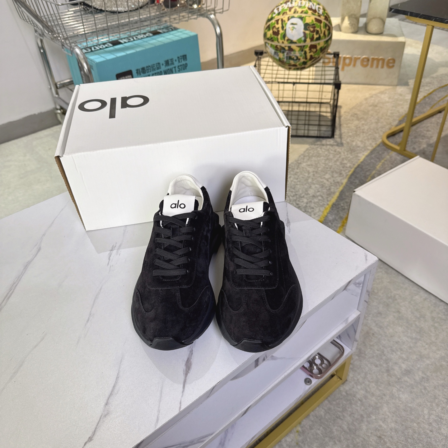 NO:711014,alo's latest series of comfortable casual sneakers, the Xiaohongshu Grass Series, are super versatile!  And super comfortable!  It’s a thin-soled model that’s not heavy on your feet at all!  And it’s the same style recommended by celebrities ~ the upper toes are super slim and the legs are very slim!  It’s super suitable for us little girls~ The overall shoe is also made of classic cow suede fabric with a delicate texture!  The upper perforation process is more breathable. Original shoe box!  Brown color 35-40, other colors are 35-45, casual shoes/sports shoes, sneakers19860909alo 最新系 舒适休闲球鞋款 小红书种草系列 上脚超级百搭！而且超级舒适！是薄底款上脚一点都不沉重！而且还是明星同款推荐～上脚超级显腿细！超级适合我们小个子女生～鞋子整体也是经典的牛反绒面料细腻的纹路肌理感！鞋面打孔工艺更透气 原版鞋盒！ 咖啡色35-40,其它色都是35-45,休闲鞋/运动鞋,sneakers,Women's Shoes