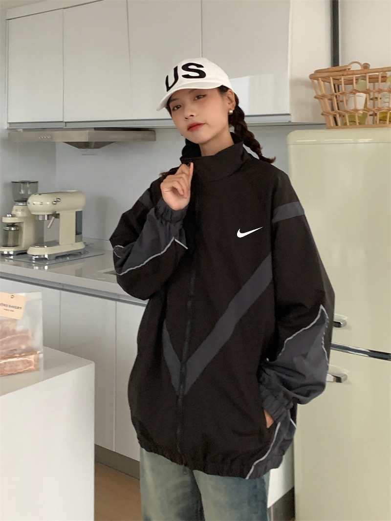 Nike Mountain Jacket with 3M-Light Technology in Black, Available in Multiple Sizes - 图片 1