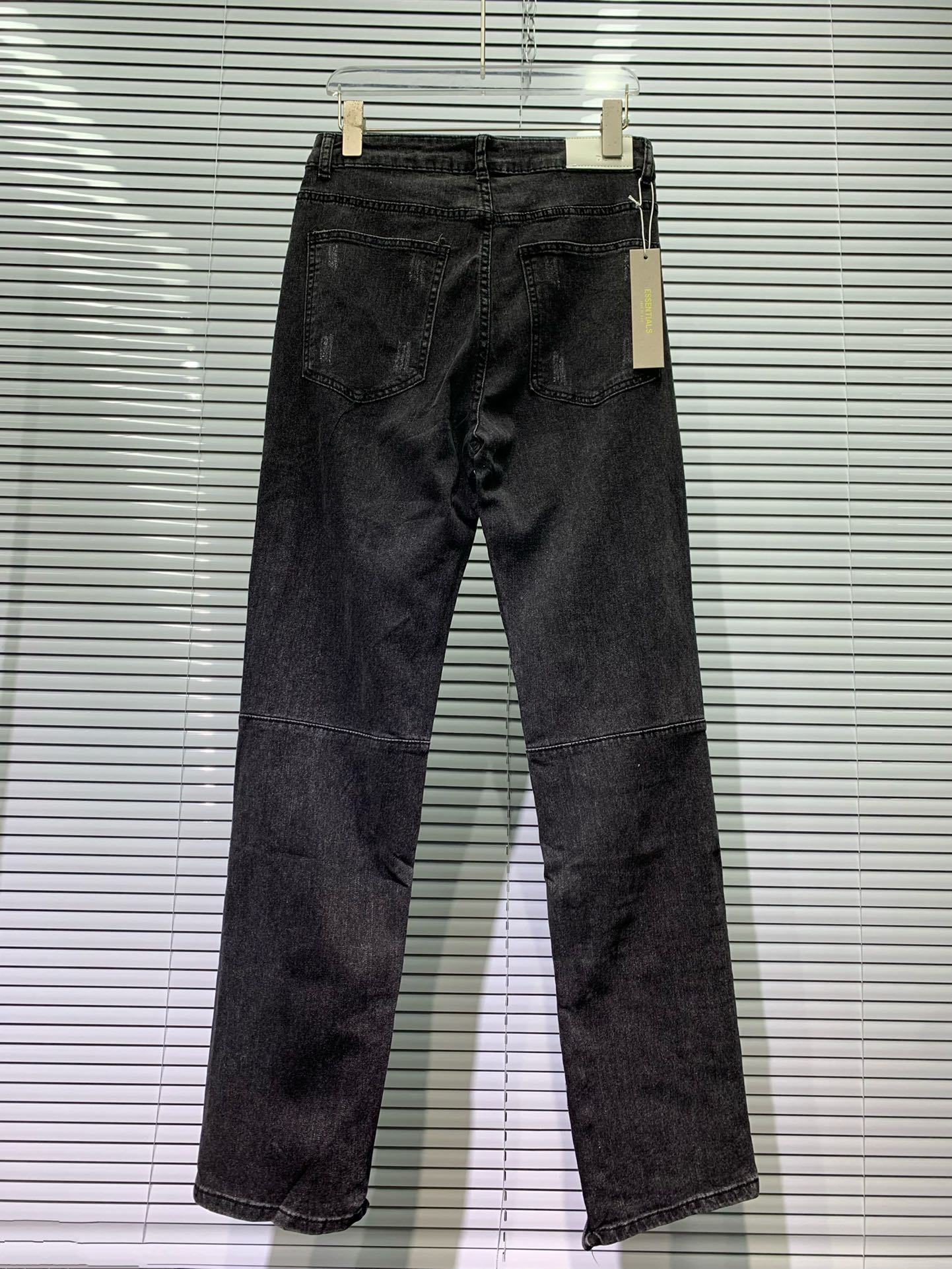 Fear of God Water-Washed Calving Jeans for Men and Women – Details and Quality. - 图片 2