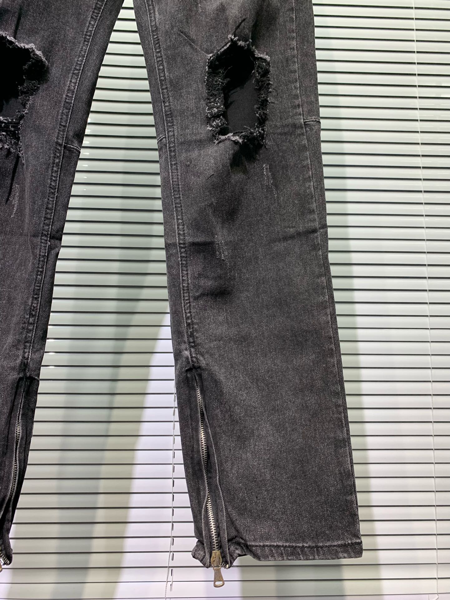 Fear of God Water-Washed Calving Jeans for Men and Women – Details and Quality. - 图片 4