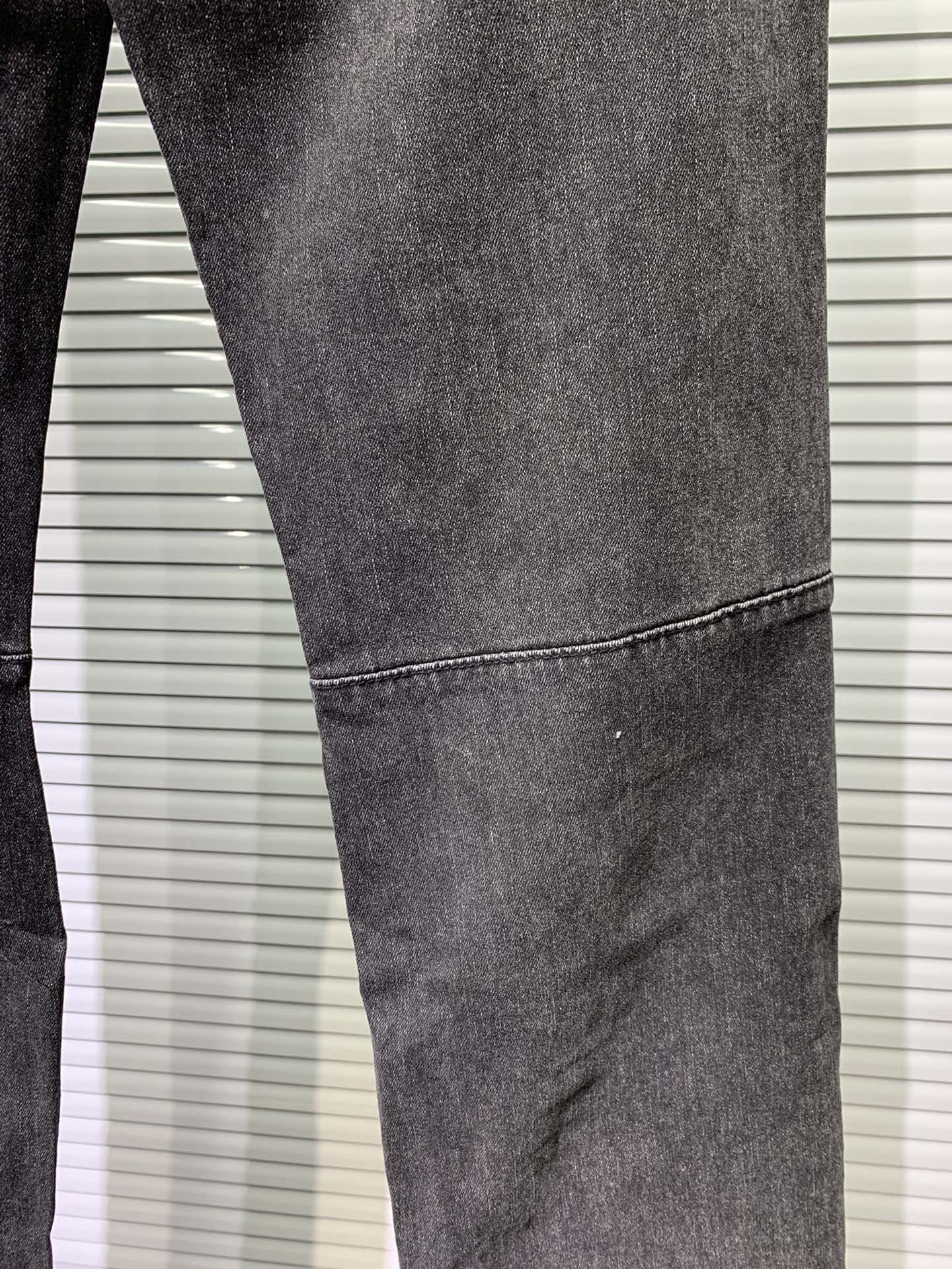 Fear of God Water-Washed Calving Jeans for Men and Women – Details and Quality. - 图片 6