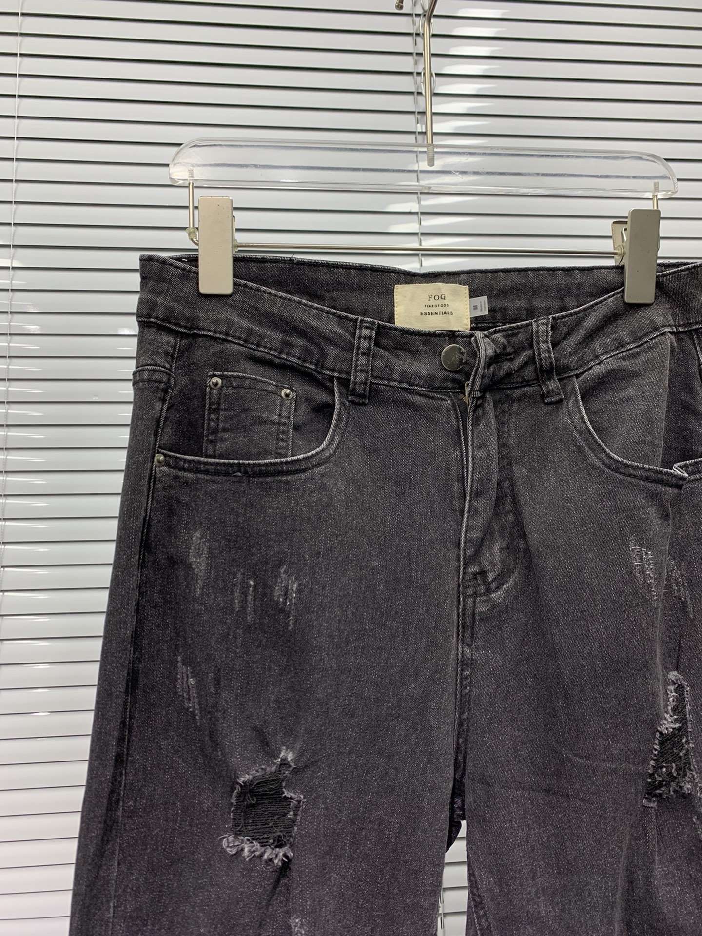 Fear of God Water-Washed Calving Jeans for Men and Women – Details and Quality. - 图片 8