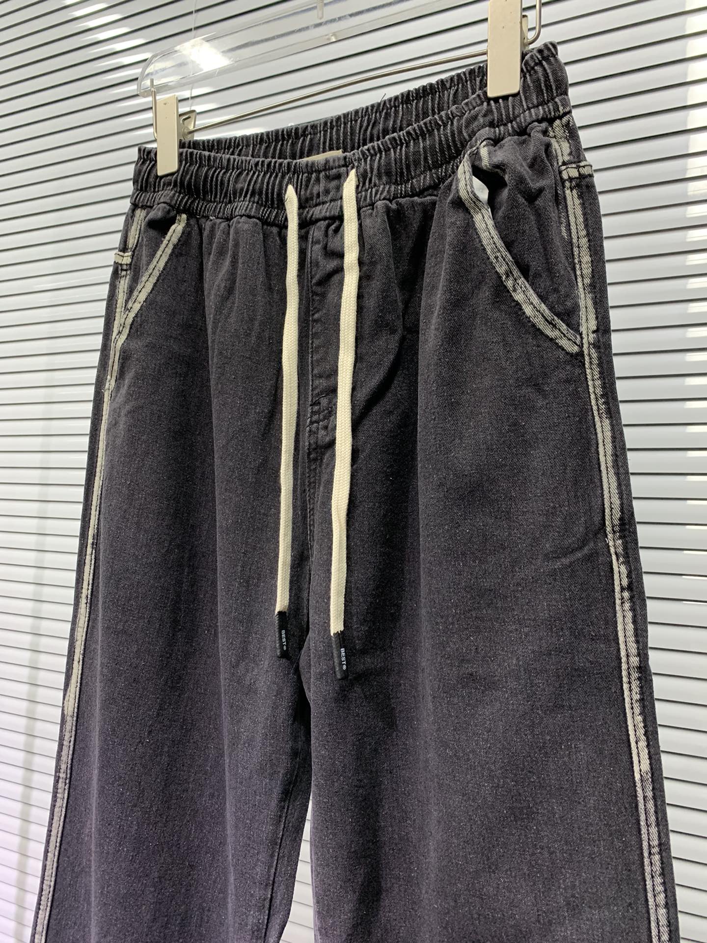 Fear of God Essentials FW24 Indigo 7-Pocket Jeans in Water Wash, Various Sizes - 图片 4