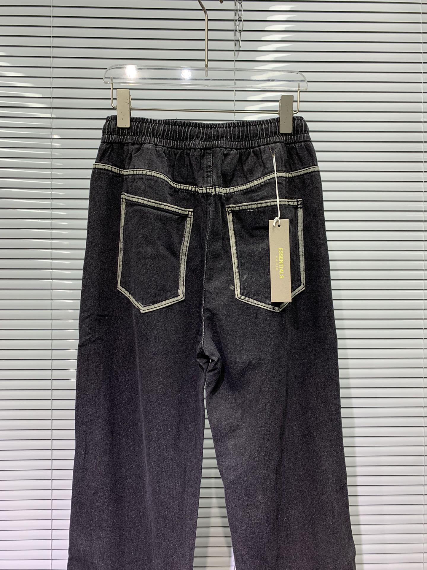 Fear of God Essentials FW24 Indigo 7-Pocket Jeans in Water Wash, Various Sizes - 图片 8