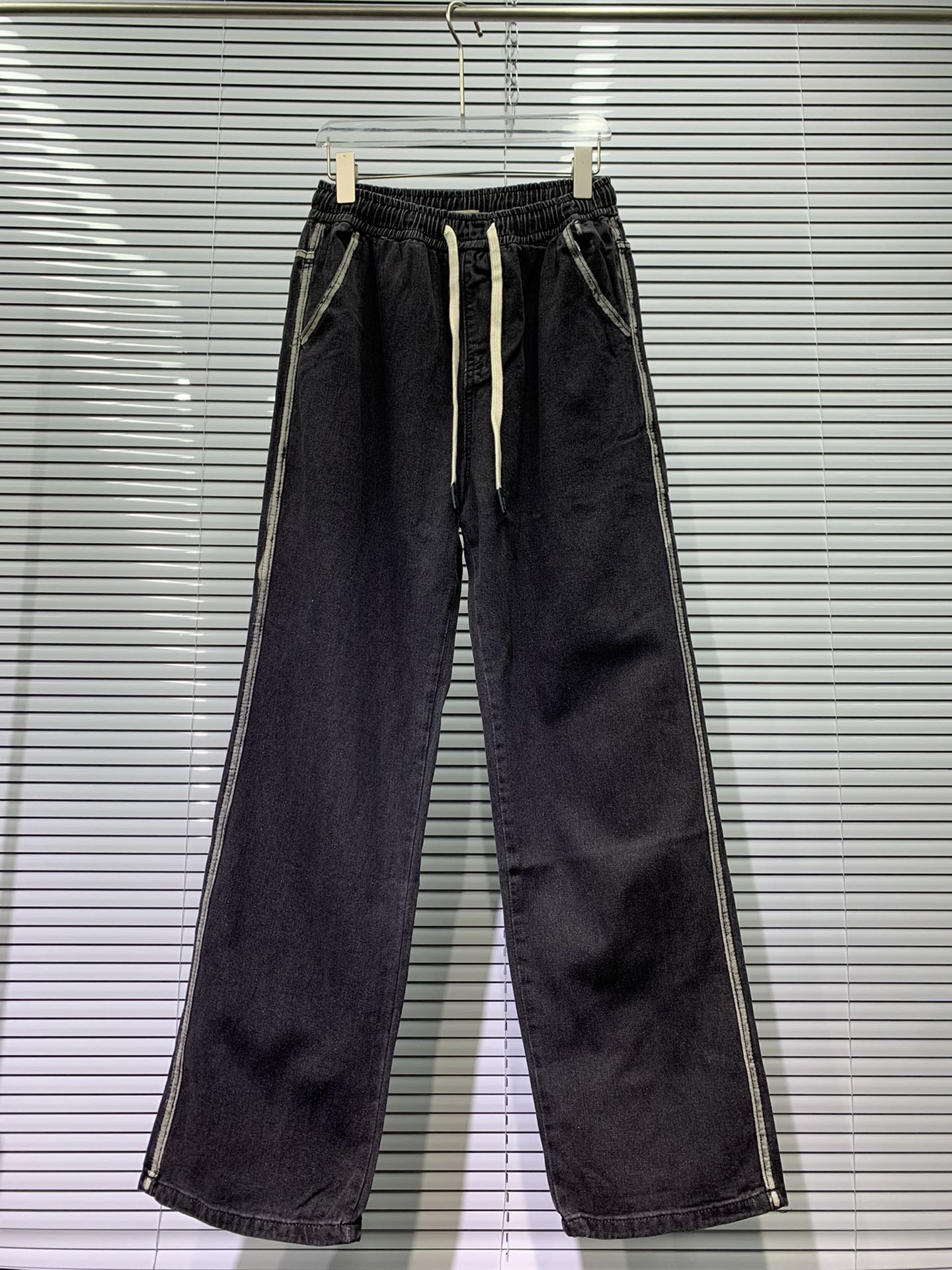 Fear of God Essentials FW24 Indigo 7-Pocket Jeans in Water Wash, Various Sizes - 图片 1