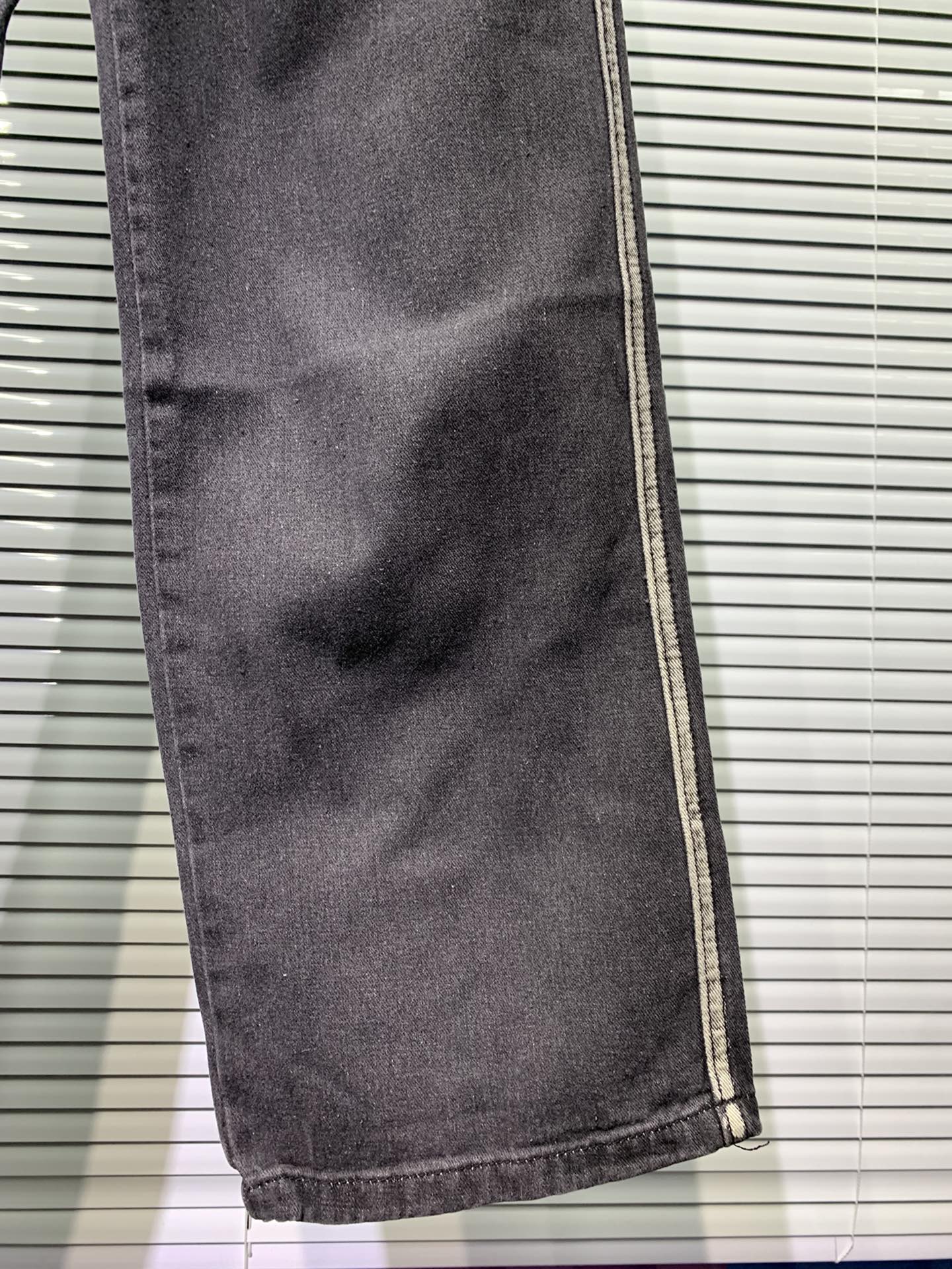 Fear of God Essentials FW24 Indigo 7-Pocket Jeans in Water Wash, Various Sizes - 图片 6