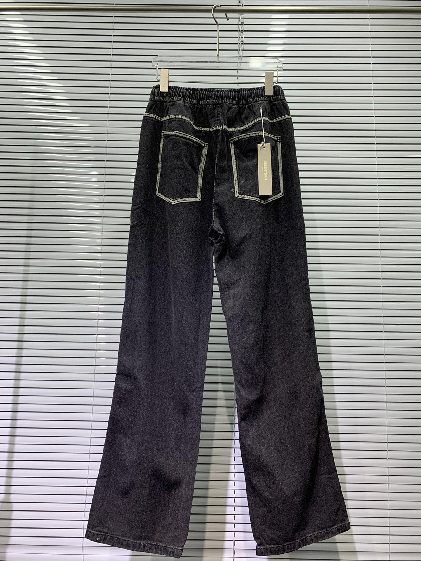 Fear of God Essentials FW24 Indigo 7-Pocket Jeans in Water Wash, Various Sizes - 图片 2