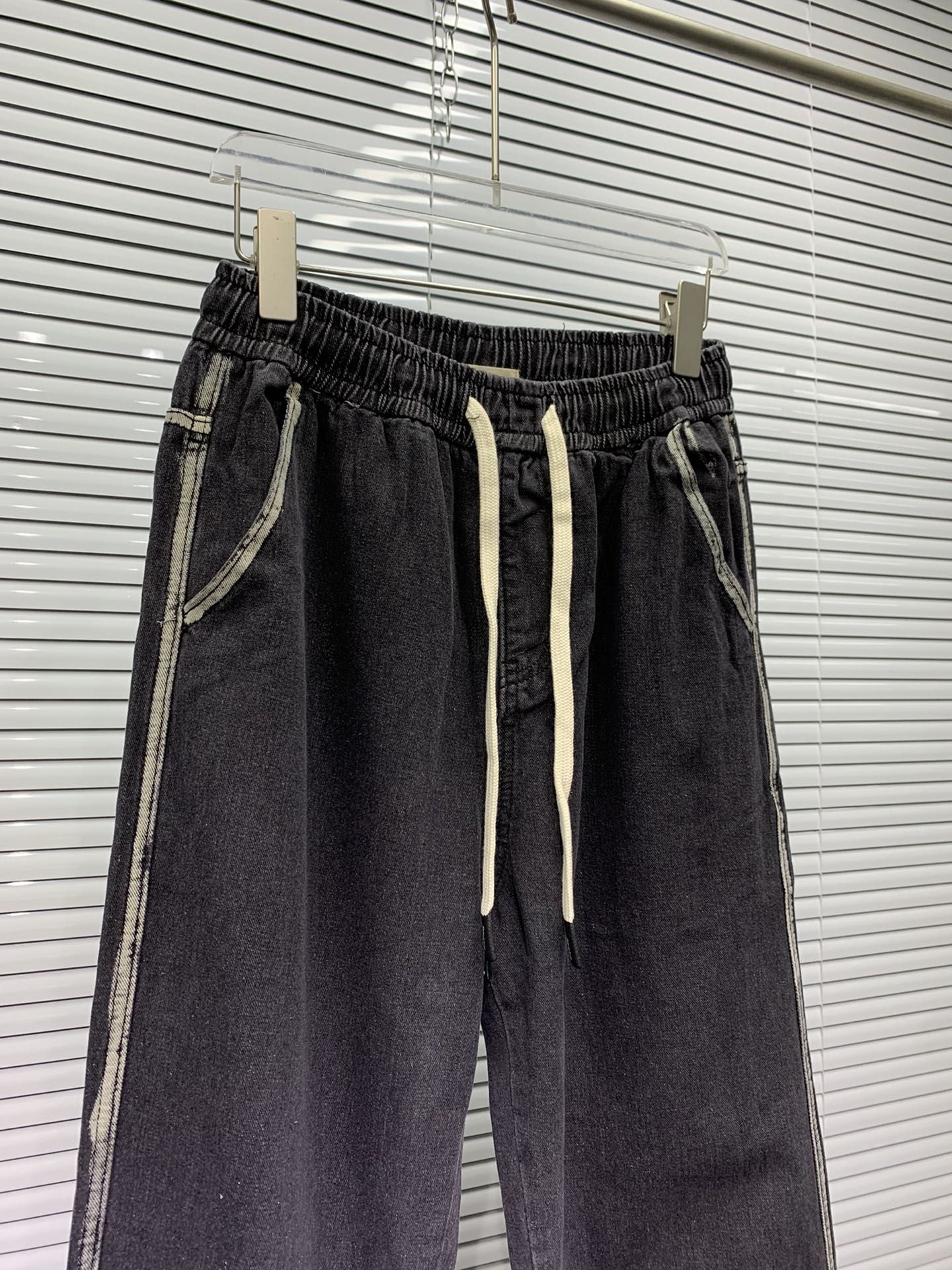 Fear of God Essentials FW24 Indigo 7-Pocket Jeans in Water Wash, Various Sizes - 图片 5