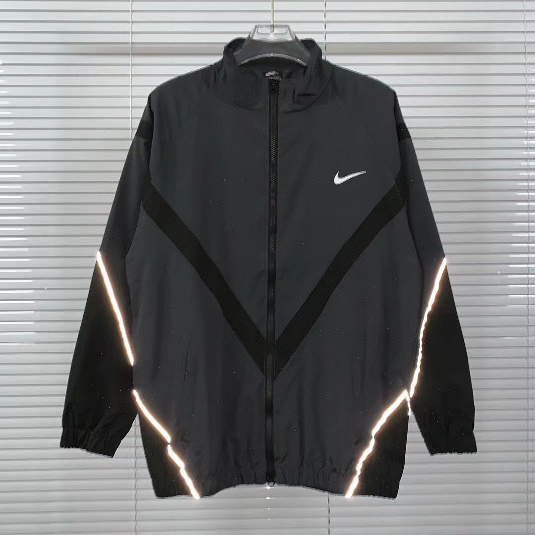 Nike Mountain Jacket with 3M-Light Technology in Black, Available in Multiple Sizes - 图片 8