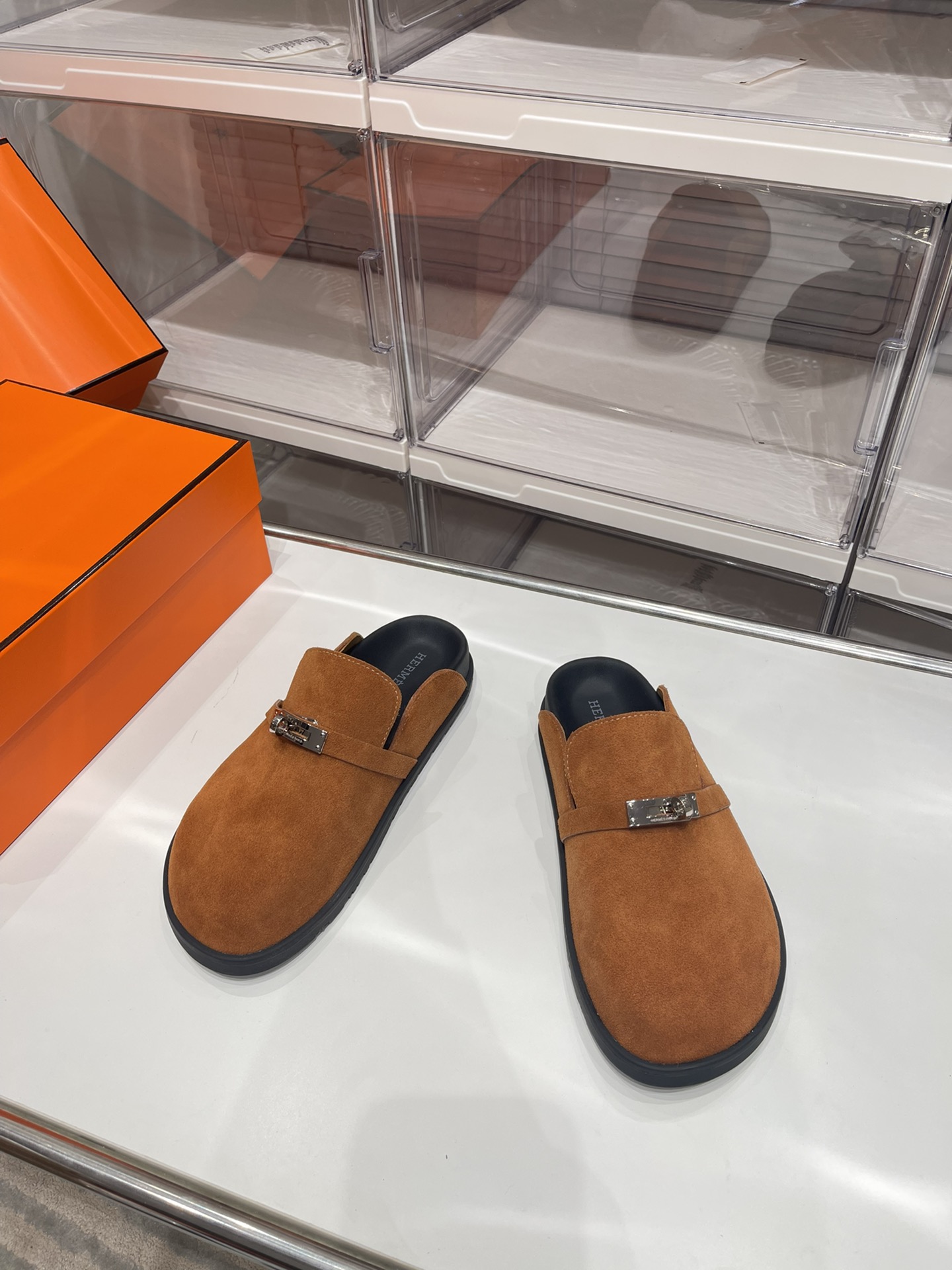 NO:166096,HERMES Hermes latest kelly button couple Birken Slippers Classic family language design!  It looks good no matter how you match it!  The feeling of casual and high-end. The comfort is also great. It is matched with various colorful socks. It has a fashionable and high-end feeling. ●Imported beef velvet on the upper. ●Imported sheepskin in the inner. ●Imported mixed-bred sheepskin with foot pads. ●Top sole Tpu non-slip wear-resistant. ●Size number for men 39-44 (45 46 customized) Women 35-40 (41 42 customized) ●【Men's size】, semi-tork, hermes, hermes, slippers, sheepskin, socks19860909HERMES爱马仕最新kelly扣情侣款勃肯拖鞋 经典的家族语言设计！怎么搭配都好看！随意且高级的感觉 舒适度也很棒,搭配各种彩色袜子,潮爆了的高级感 ●鞋面进口牛反绒 ●内里进口羊皮 ●垫脚进口混种羊皮 ●大底Tpu防滑耐磨大底 ●码数男39-44（45 46定做） 女35-40(41 42定做) ●【男码】,半拖,hermes,hermes,slippers,sheepskin,socks,Women's Shoes